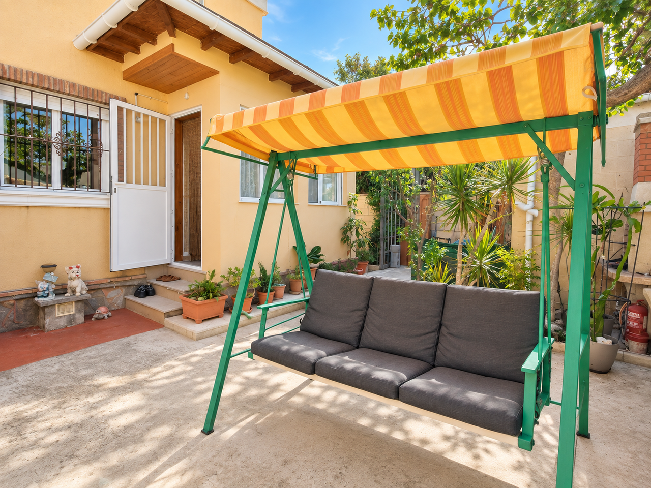 Adosado Espacioso en Ciudad Quesada: Confortable Vida Mediterránea, Descubre este adosado de 4 hab. en Ciudad Quesada, Alicante. Disfruta del estilo de vida mediterráneo en la Costa Blanca. Cerca de golf, playas y servicios. ¡Tu