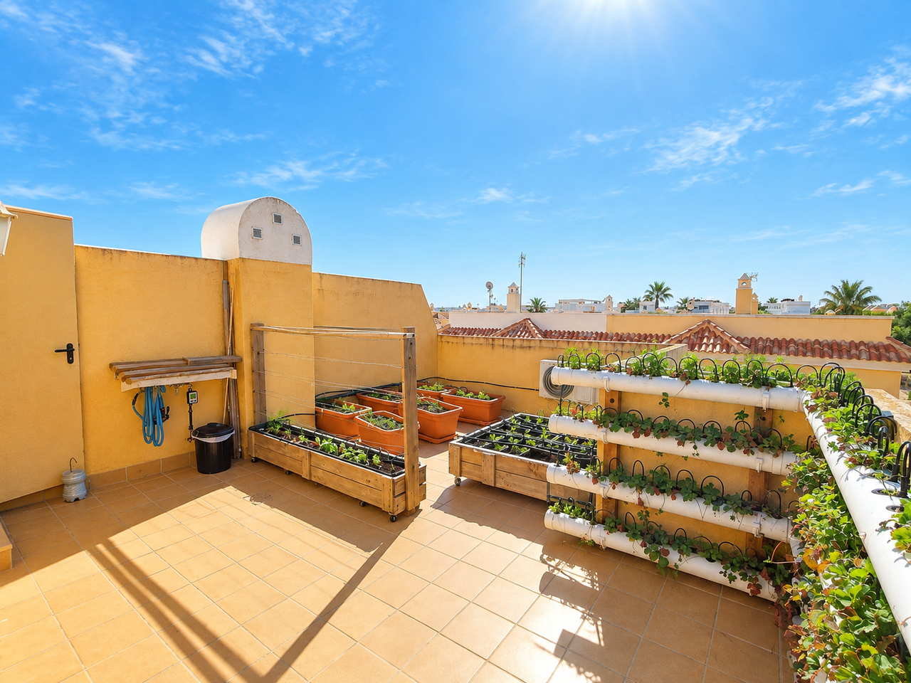 Adosado Espacioso en Ciudad Quesada: Confortable Vida Mediterránea, Descubre este adosado de 4 hab. en Ciudad Quesada, Alicante. Disfruta del estilo de vida mediterráneo en la Costa Blanca. Cerca de golf, playas y servicios. ¡Tu