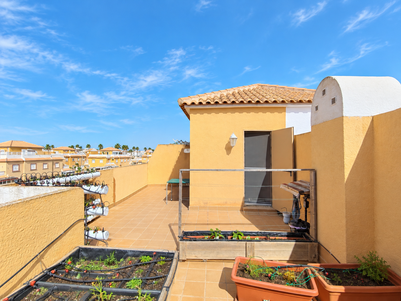 Adosado Espacioso en Ciudad Quesada: Confortable Vida Mediterránea, Descubre este adosado de 4 hab. en Ciudad Quesada, Alicante. Disfruta del estilo de vida mediterráneo en la Costa Blanca. Cerca de golf, playas y servicios. ¡Tu