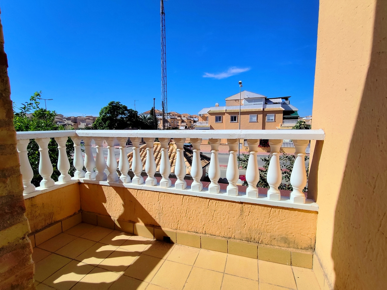 Adosado Espacioso en Ciudad Quesada: Confortable Vida Mediterránea, Descubre este adosado de 4 hab. en Ciudad Quesada, Alicante. Disfruta del estilo de vida mediterráneo en la Costa Blanca. Cerca de golf, playas y servicios. ¡Tu