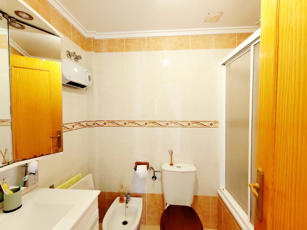 Adosado Espacioso en Ciudad Quesada: Confortable Vida Mediterránea, Descubre este adosado de 4 hab. en Ciudad Quesada, Alicante. Disfruta del estilo de vida mediterráneo en la Costa Blanca. Cerca de golf, playas y servicios. ¡Tu