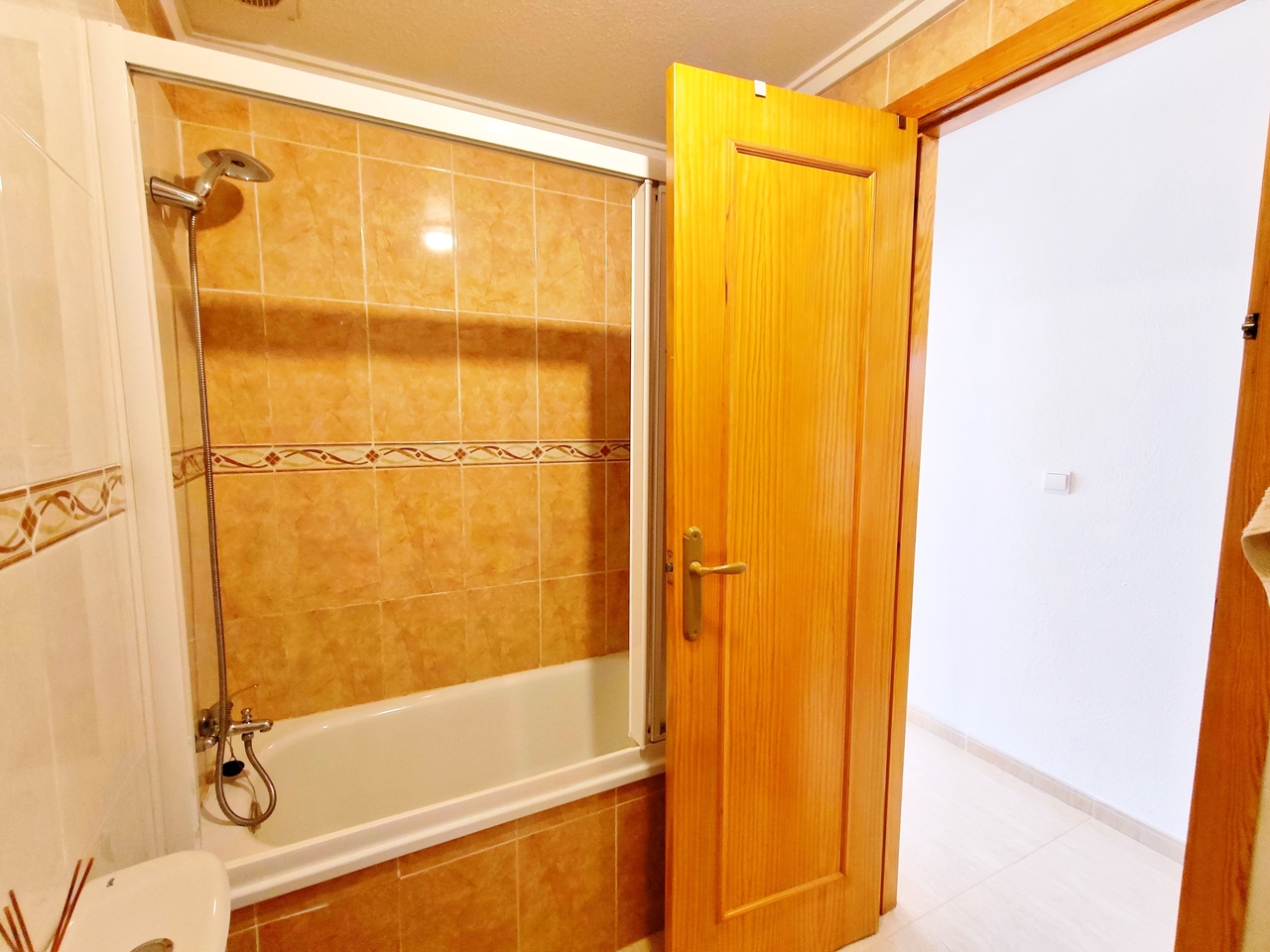 Adosado Espacioso en Ciudad Quesada: Confortable Vida Mediterránea, Descubre este adosado de 4 hab. en Ciudad Quesada, Alicante. Disfruta del estilo de vida mediterráneo en la Costa Blanca. Cerca de golf, playas y servicios. ¡Tu