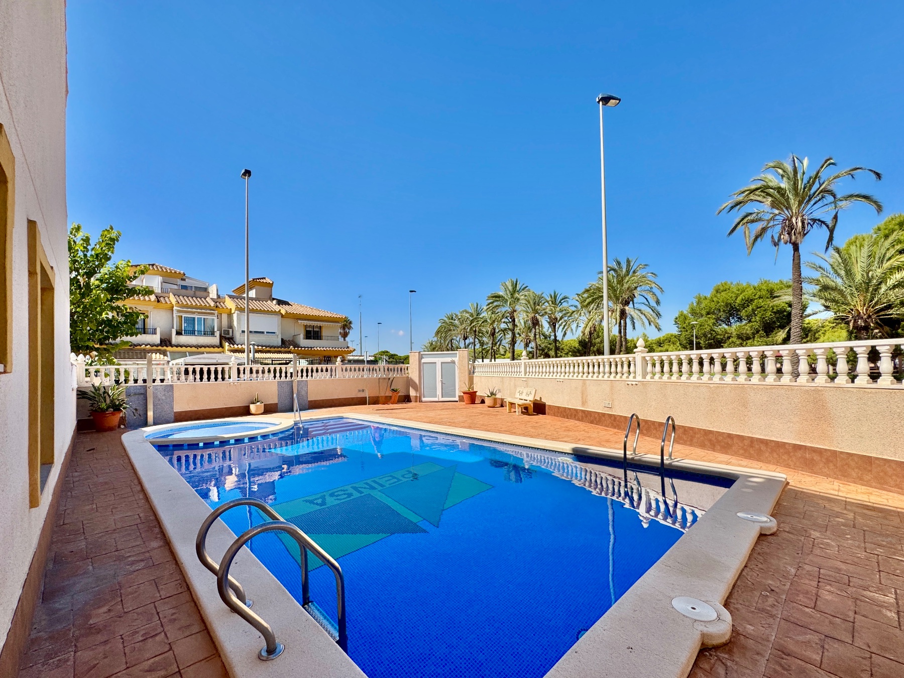 Dúplex Renovado con Vistas al Mar y Piscina en Santiago, Dúplex renovado en Santiago de la Ribera, Costa Cálida. 3 dorm, 2 baños, terrazas, piscina, jardín y vistas al mar. ¡Vive el sueño mediterráneo por 239.000€!