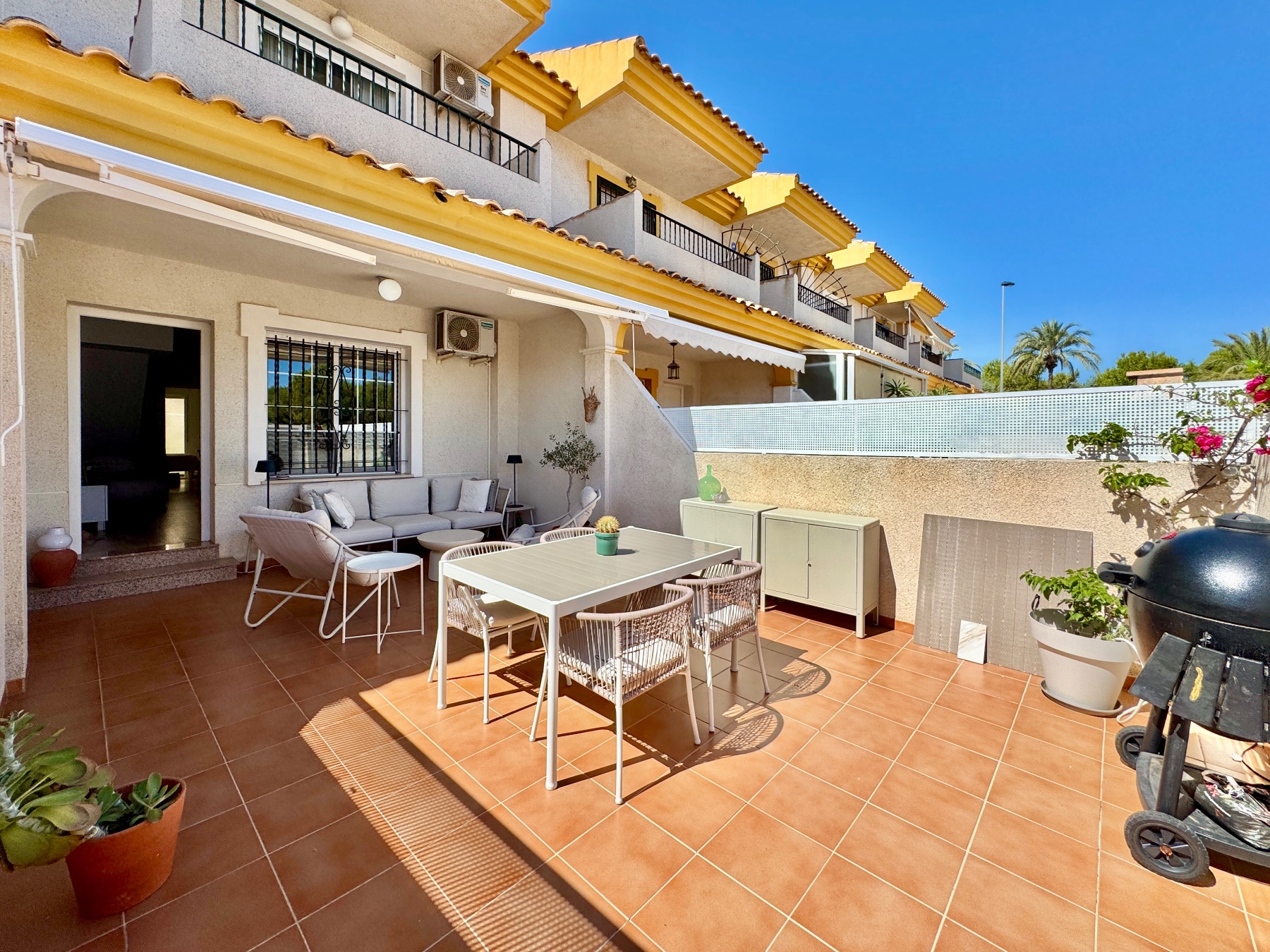 Dúplex Renovado con Vistas al Mar y Piscina en Santiago, Dúplex renovado en Santiago de la Ribera, Costa Cálida. 3 dorm, 2 baños, terrazas, piscina, jardín y vistas al mar. ¡Vive el sueño mediterráneo por 239.000€!
