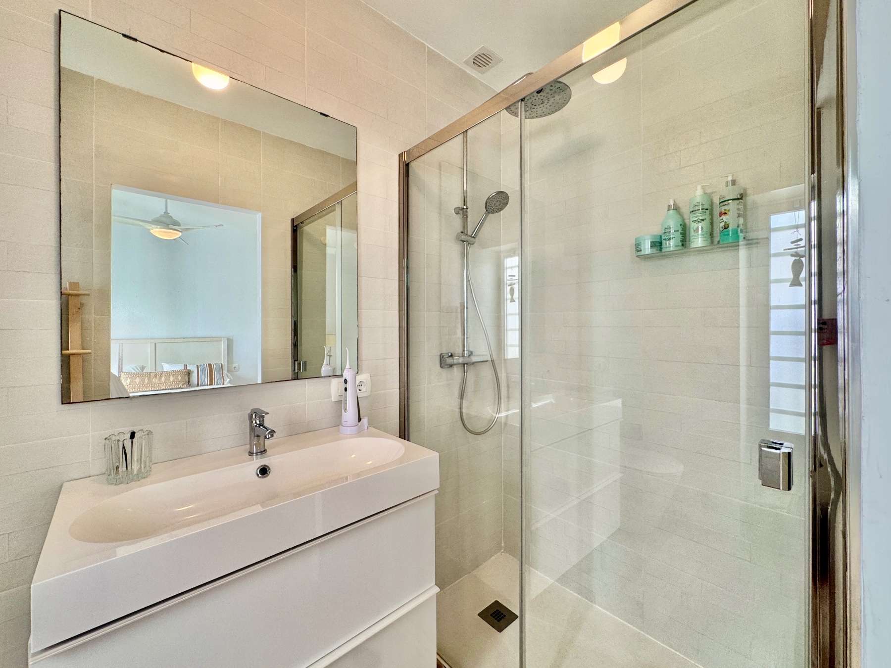 Dúplex Renovado con Vistas al Mar y Piscina en Santiago, Dúplex renovado en Santiago de la Ribera, Costa Cálida. 3 dorm, 2 baños, terrazas, piscina, jardín y vistas al mar. ¡Vive el sueño mediterráneo por 239.000€!
