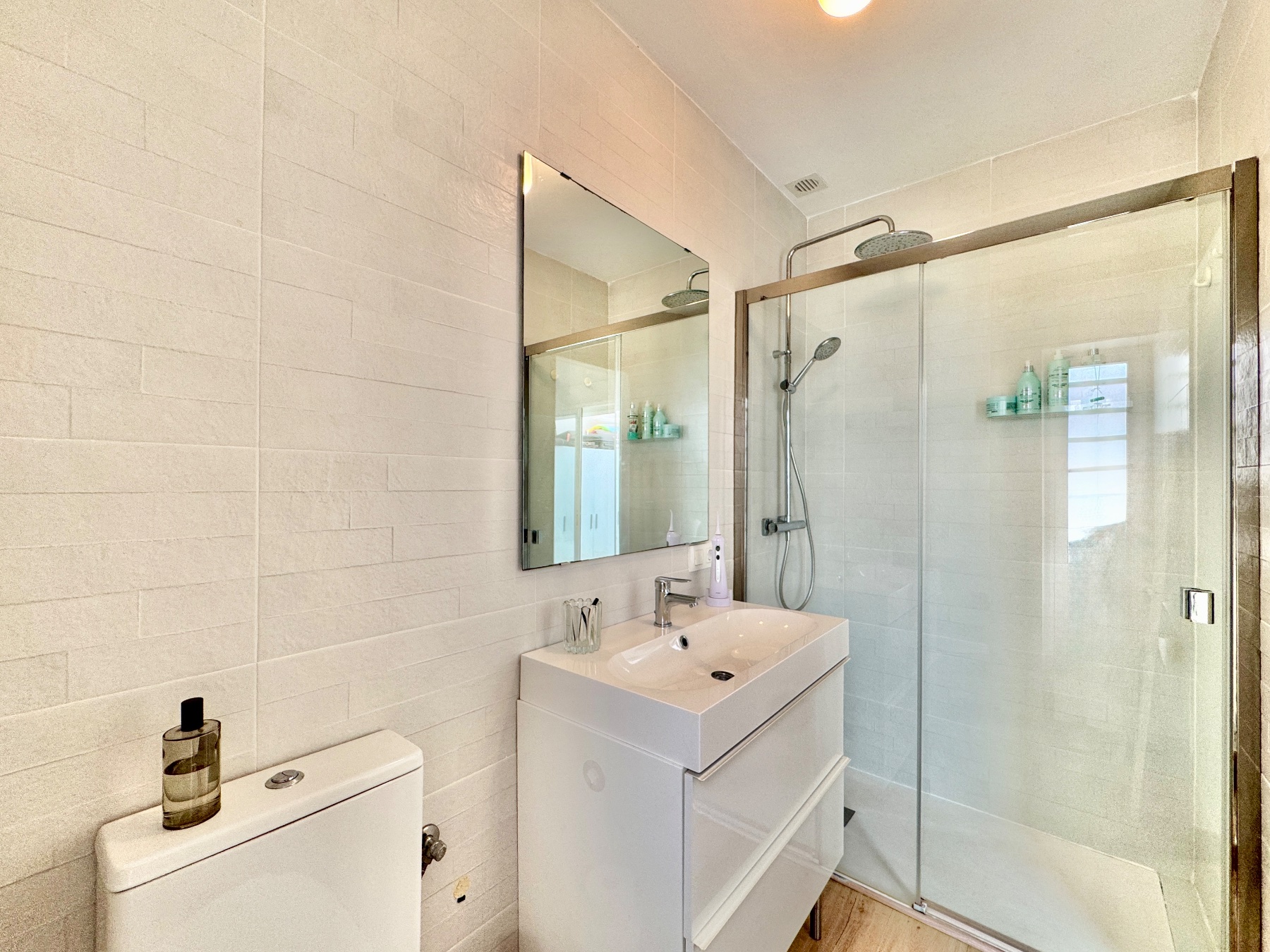 Dúplex Renovado con Vistas al Mar y Piscina en Santiago, Dúplex renovado en Santiago de la Ribera, Costa Cálida. 3 dorm, 2 baños, terrazas, piscina, jardín y vistas al mar. ¡Vive el sueño mediterráneo por 239.000€!