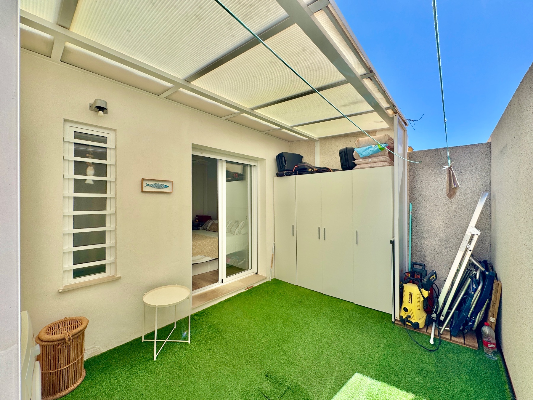 Dúplex Renovado con Vistas al Mar y Piscina en Santiago, Dúplex renovado en Santiago de la Ribera, Costa Cálida. 3 dorm, 2 baños, terrazas, piscina, jardín y vistas al mar. ¡Vive el sueño mediterráneo por 239.000€!