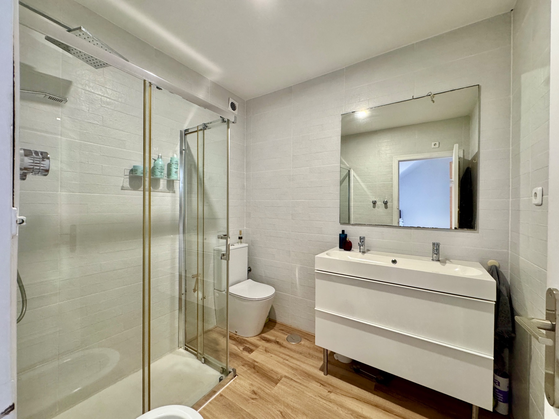 Dúplex Renovado con Vistas al Mar y Piscina en Santiago, Dúplex renovado en Santiago de la Ribera, Costa Cálida. 3 dorm, 2 baños, terrazas, piscina, jardín y vistas al mar. ¡Vive el sueño mediterráneo por 239.000€!