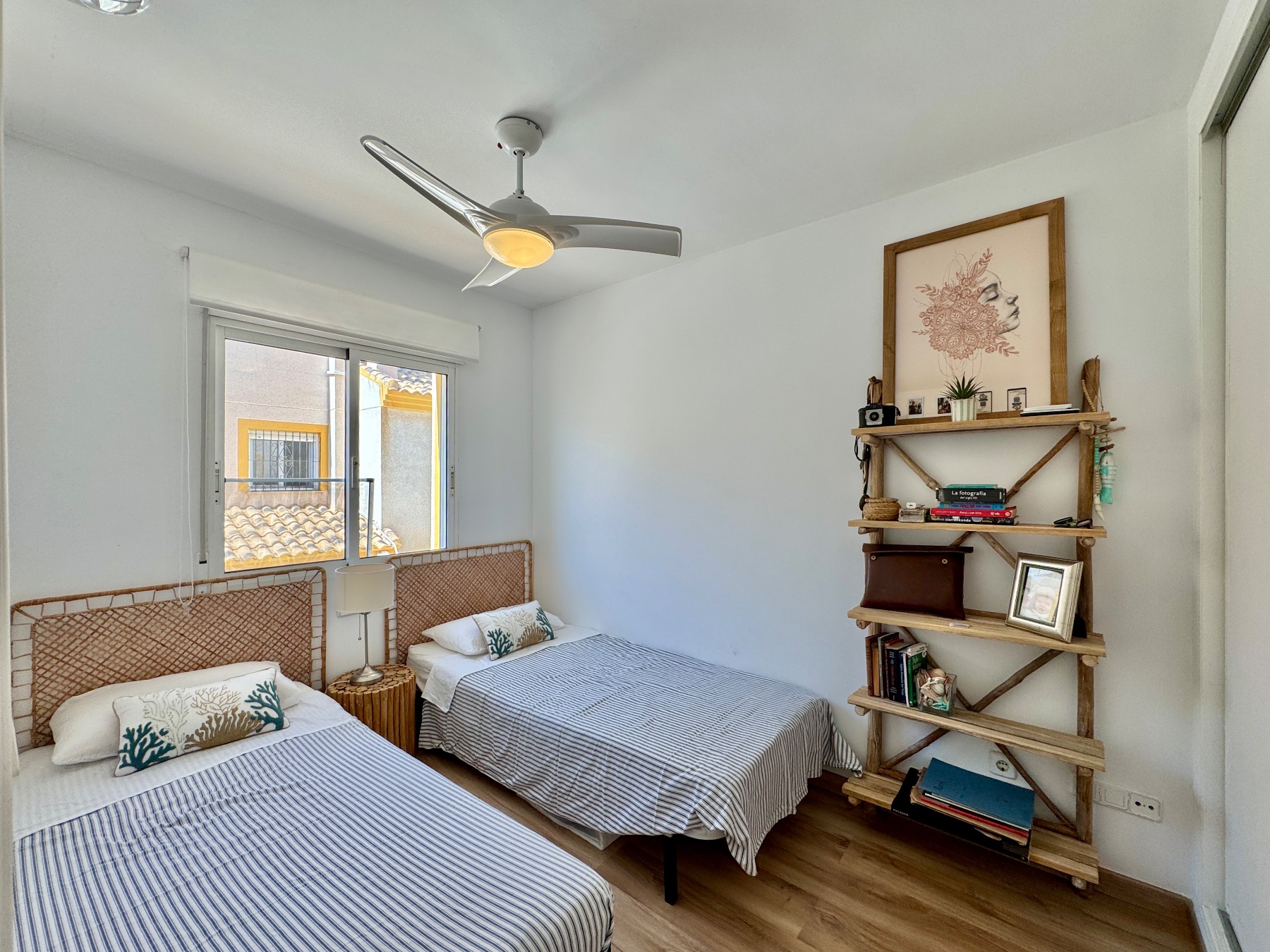 Dúplex Renovado con Vistas al Mar y Piscina en Santiago, Dúplex renovado en Santiago de la Ribera, Costa Cálida. 3 dorm, 2 baños, terrazas, piscina, jardín y vistas al mar. ¡Vive el sueño mediterráneo por 239.000€!