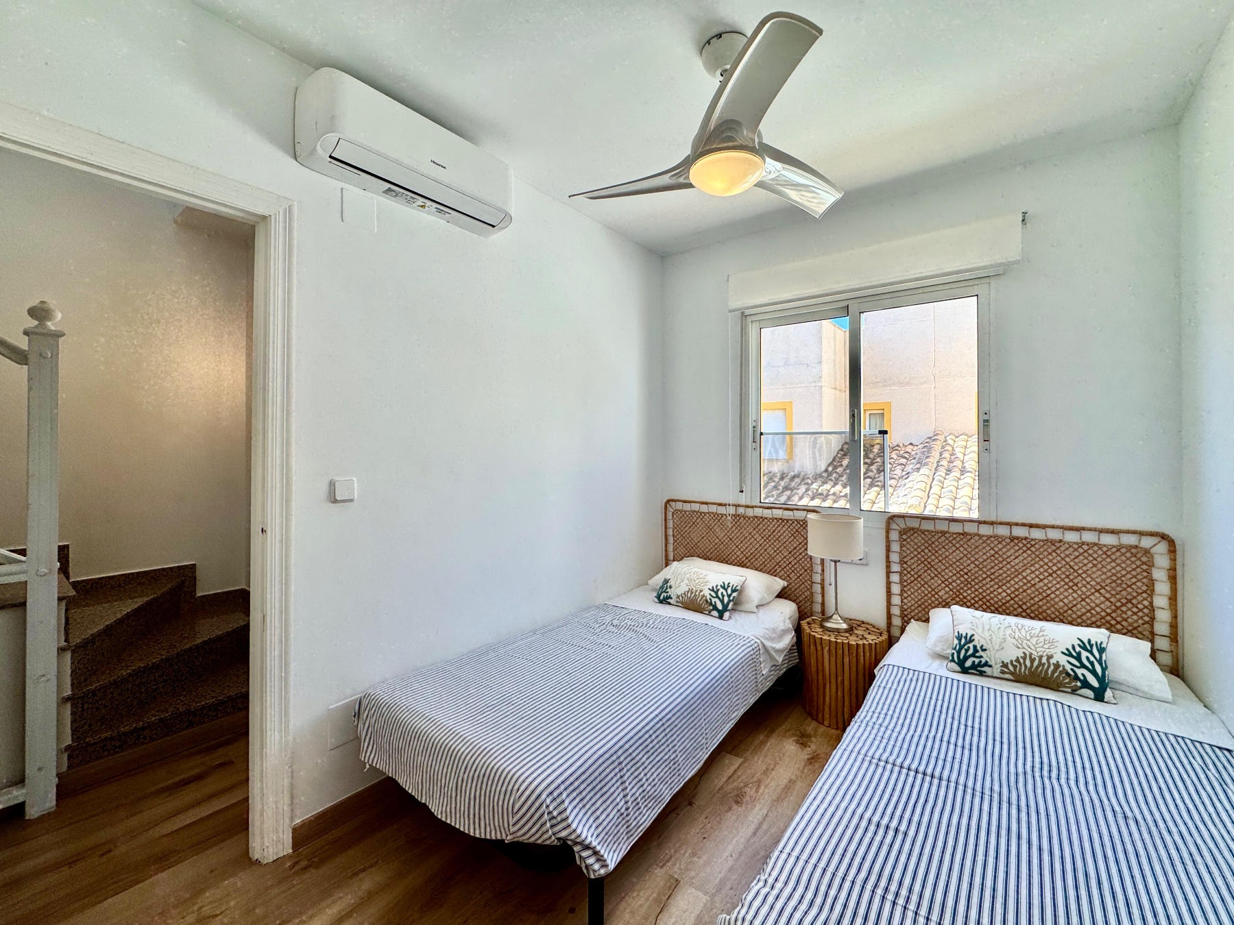 Dúplex Renovado con Vistas al Mar y Piscina en Santiago, Dúplex renovado en Santiago de la Ribera, Costa Cálida. 3 dorm, 2 baños, terrazas, piscina, jardín y vistas al mar. ¡Vive el sueño mediterráneo por 239.000€!
