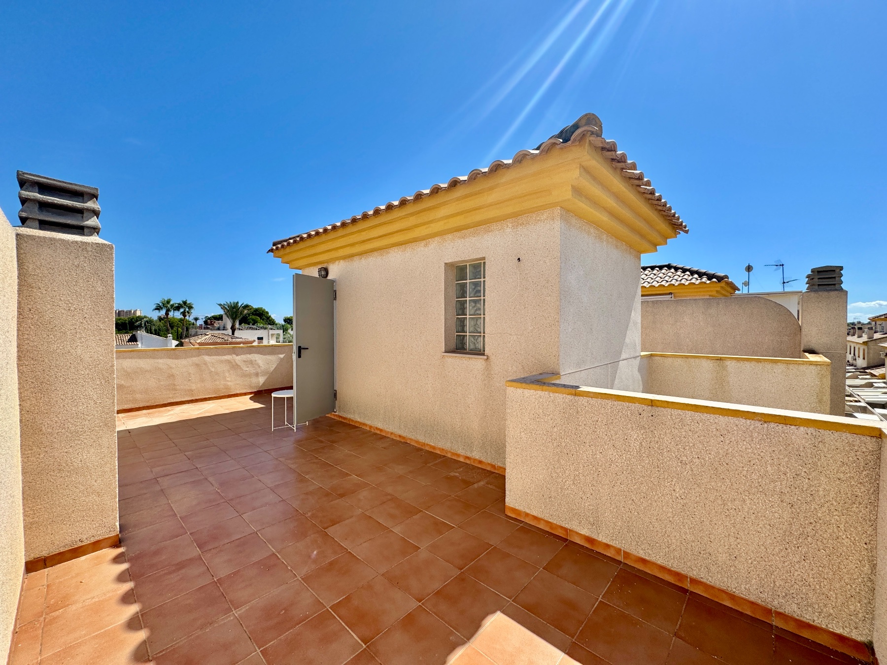 Dúplex Renovado con Vistas al Mar y Piscina en Santiago, Dúplex renovado en Santiago de la Ribera, Costa Cálida. 3 dorm, 2 baños, terrazas, piscina, jardín y vistas al mar. ¡Vive el sueño mediterráneo por 239.000€!