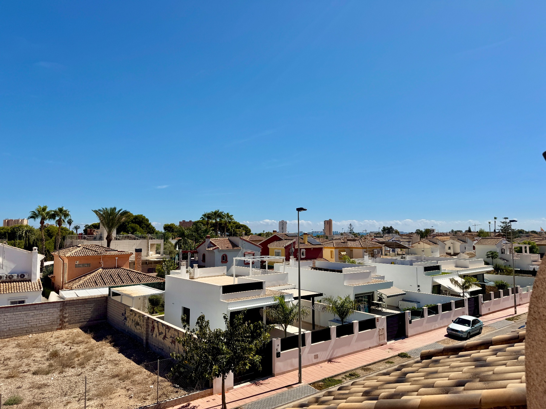 Dúplex Renovado con Vistas al Mar y Piscina en Santiago, Dúplex renovado en Santiago de la Ribera, Costa Cálida. 3 dorm, 2 baños, terrazas, piscina, jardín y vistas al mar. ¡Vive el sueño mediterráneo por 239.000€!
