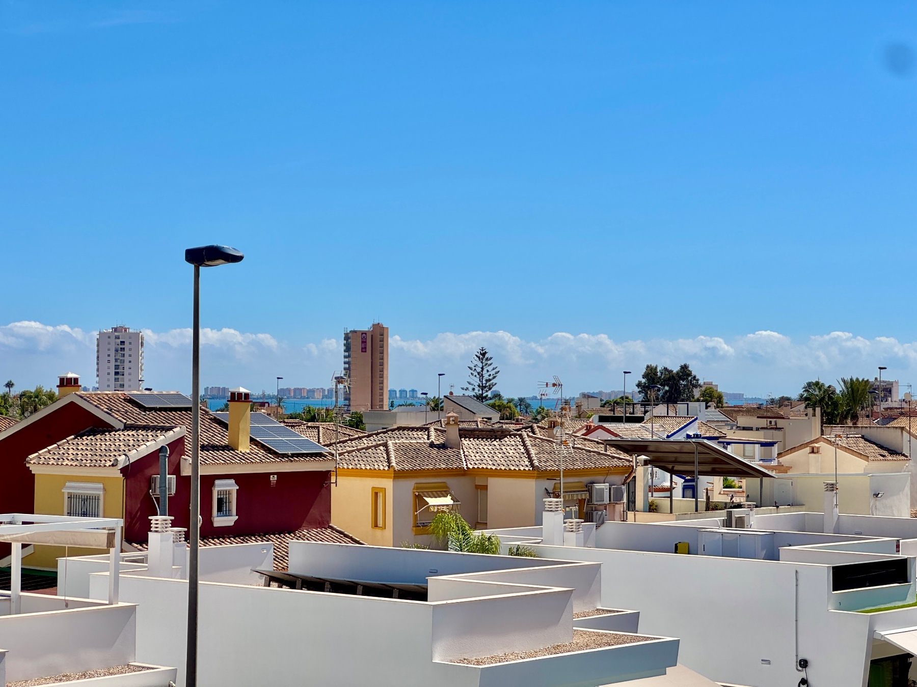 Dúplex Renovado con Vistas al Mar y Piscina en Santiago, Dúplex renovado en Santiago de la Ribera, Costa Cálida. 3 dorm, 2 baños, terrazas, piscina, jardín y vistas al mar. ¡Vive el sueño mediterráneo por 239.000€!