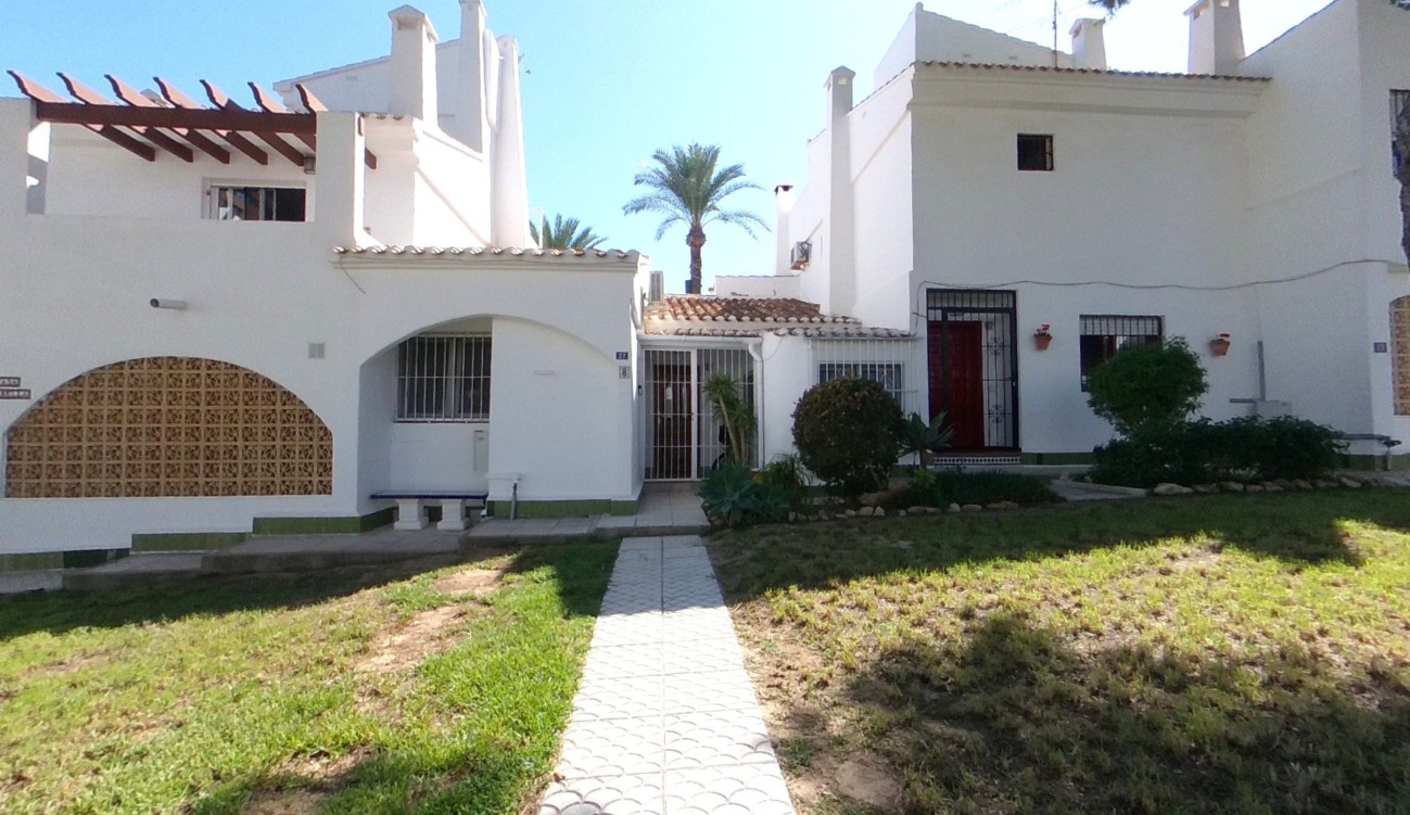 Adosado Exclusivo en Villamartín. ¡Vida Mediterránea al Mejor Precio!, Adosado en Villamartín, Alicante. Vive el sueño mediterráneo en la Costa Blanca. 2 hab, 2 baños. Cerca de golf y playas. Ideal inversión o vacaciones. ¡Por 295.