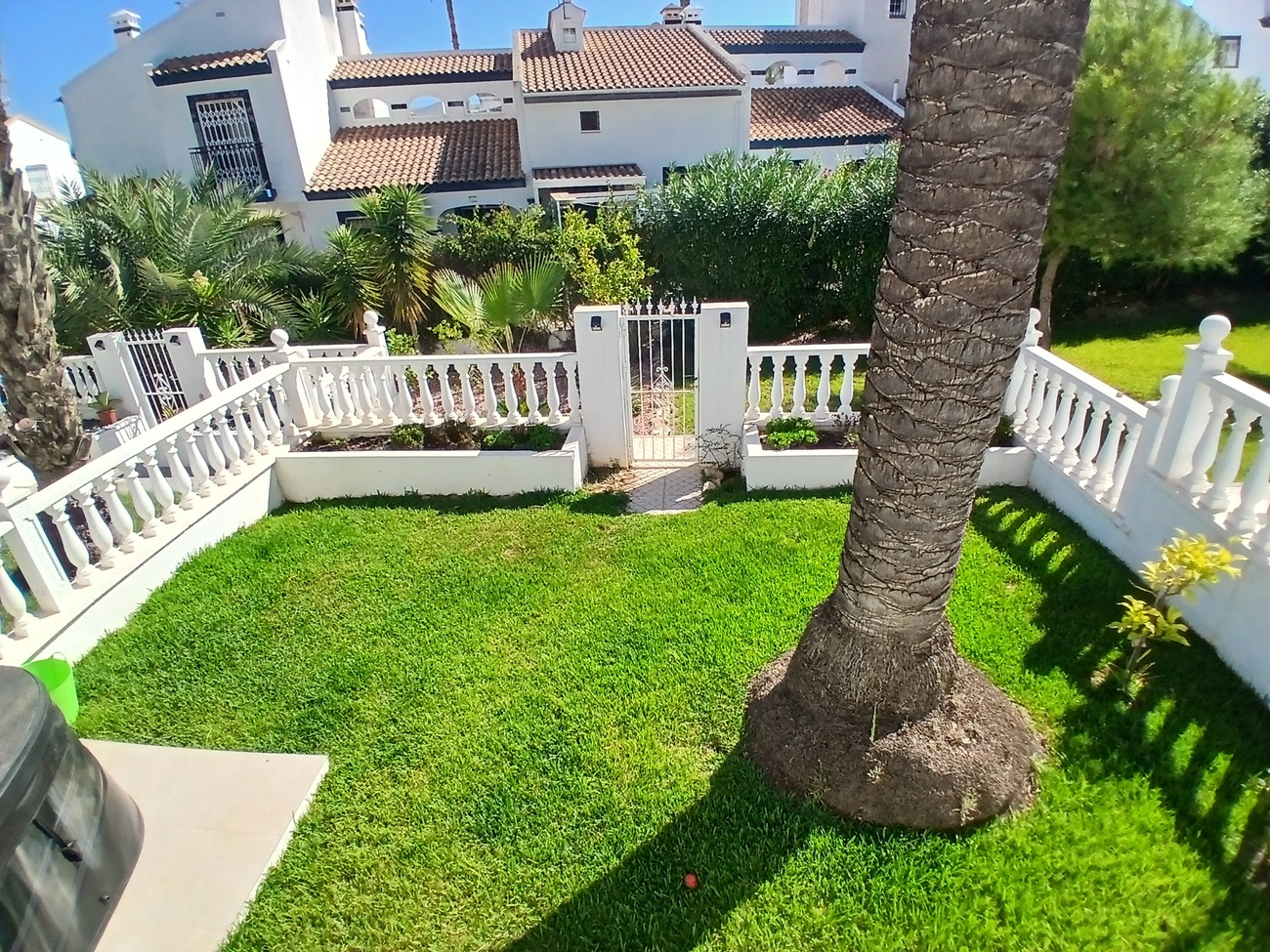Adosado Exclusivo en Villamartín. ¡Vida Mediterránea al Mejor Precio!, Adosado en Villamartín, Alicante. Vive el sueño mediterráneo en la Costa Blanca. 2 hab, 2 baños. Cerca de golf y playas. Ideal inversión o vacaciones. ¡Por 295.