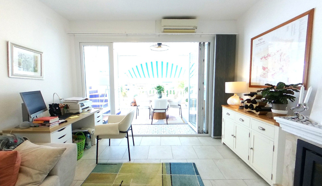 Adosado Exclusivo en Villamartín. ¡Vida Mediterránea al Mejor Precio!, Adosado en Villamartín, Alicante. Vive el sueño mediterráneo en la Costa Blanca. 2 hab, 2 baños. Cerca de golf y playas. Ideal inversión o vacaciones. ¡Por 295.