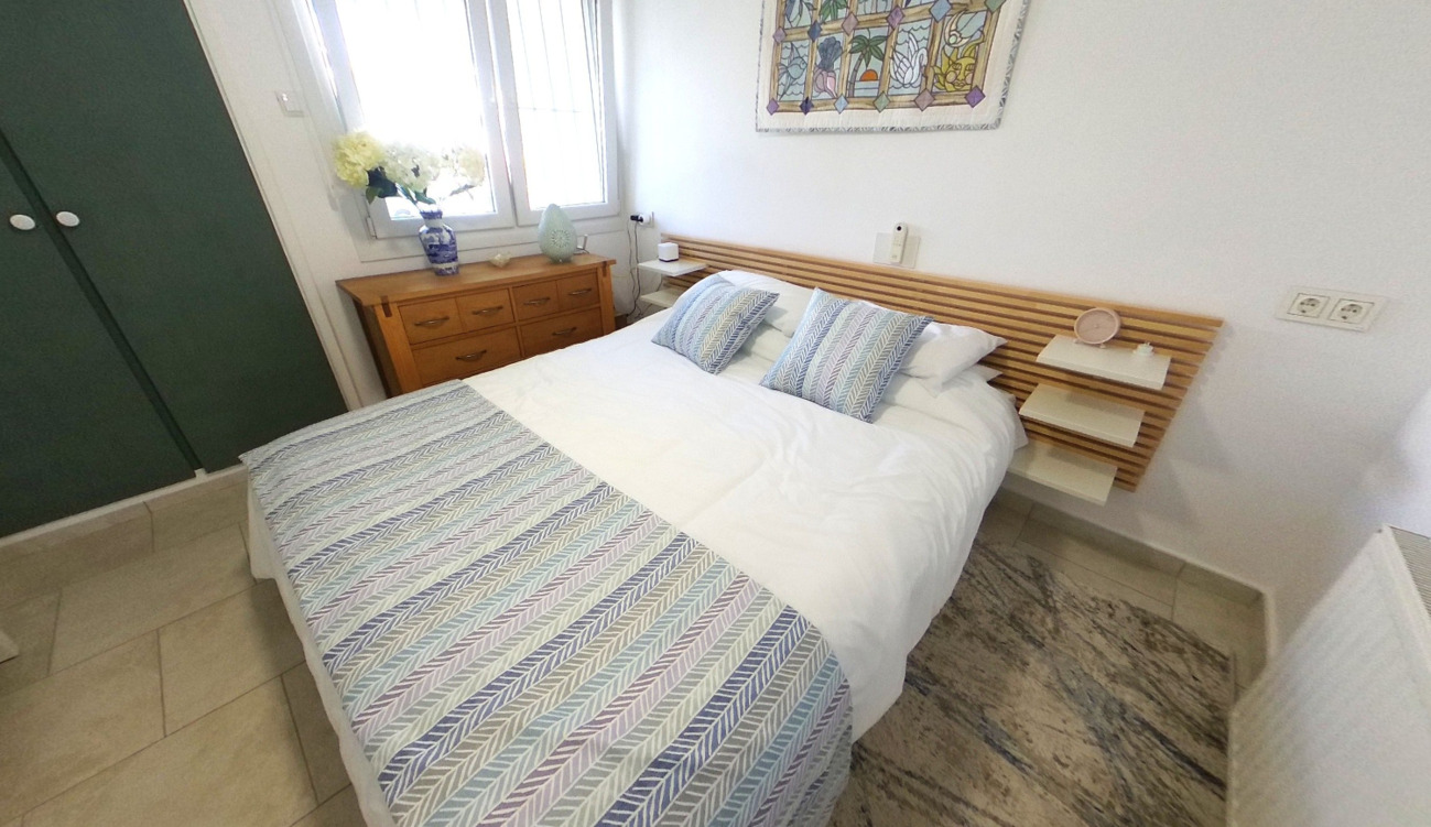 Adosado Exclusivo en Villamartín. ¡Vida Mediterránea al Mejor Precio!, Adosado en Villamartín, Alicante. Vive el sueño mediterráneo en la Costa Blanca. 2 hab, 2 baños. Cerca de golf y playas. Ideal inversión o vacaciones. ¡Por 295.