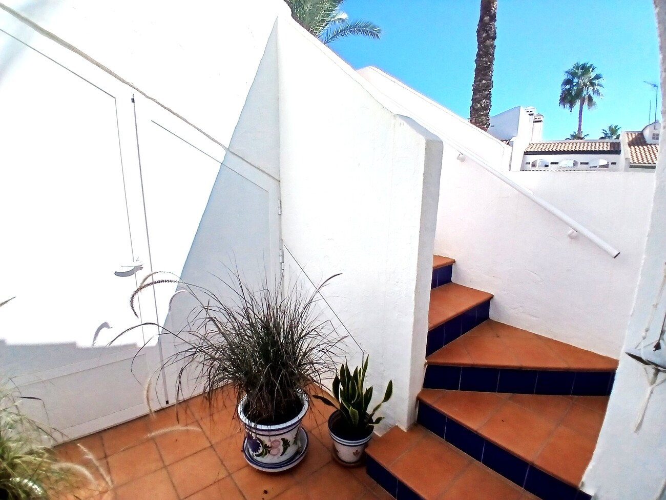 Adosado Exclusivo en Villamartín. ¡Vida Mediterránea al Mejor Precio!, Adosado en Villamartín, Alicante. Vive el sueño mediterráneo en la Costa Blanca. 2 hab, 2 baños. Cerca de golf y playas. Ideal inversión o vacaciones. ¡Por 295.
