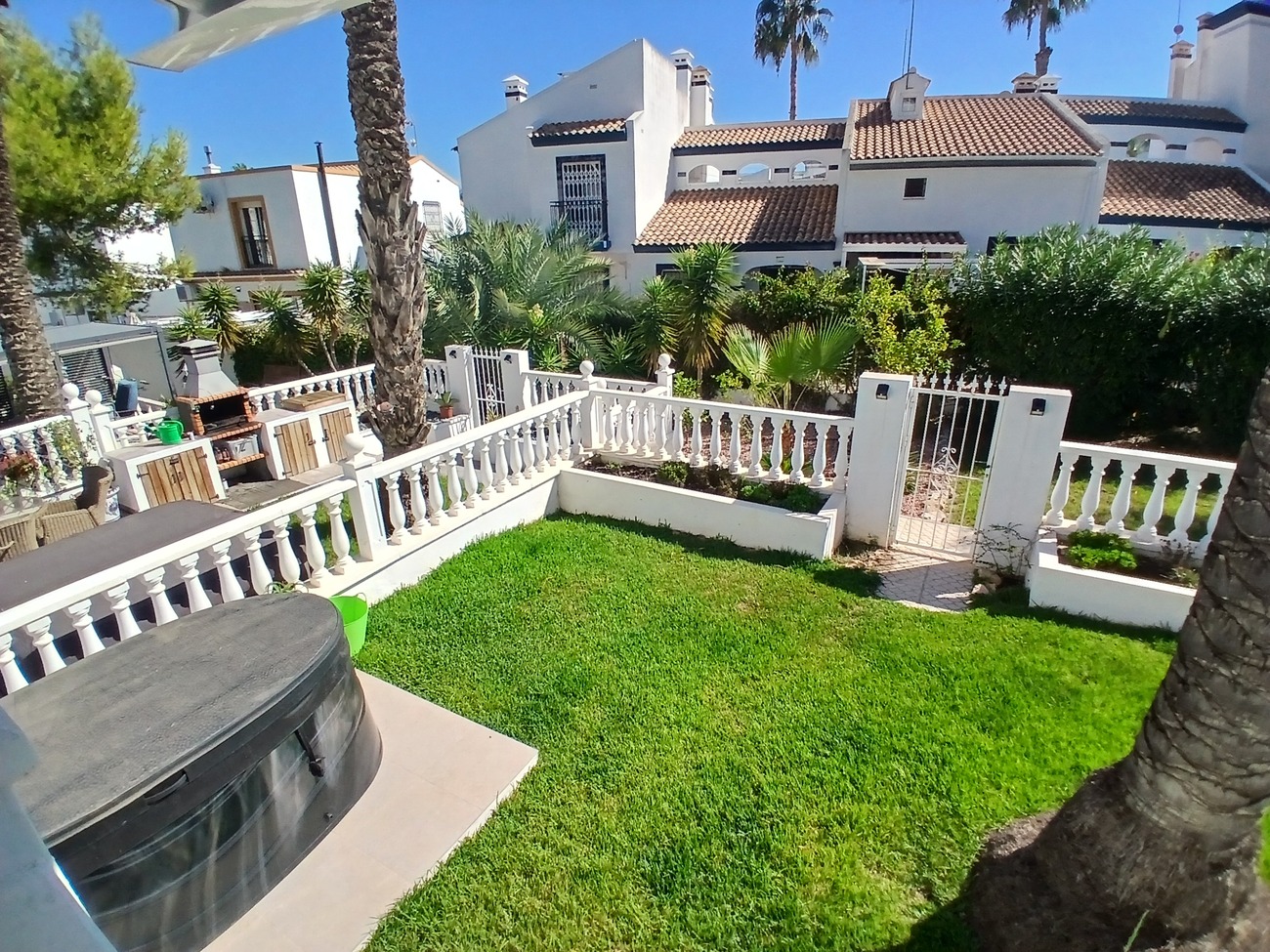 Adosado Exclusivo en Villamartín. ¡Vida Mediterránea al Mejor Precio!, Adosado en Villamartín, Alicante. Vive el sueño mediterráneo en la Costa Blanca. 2 hab, 2 baños. Cerca de golf y playas. Ideal inversión o vacaciones. ¡Por 295.