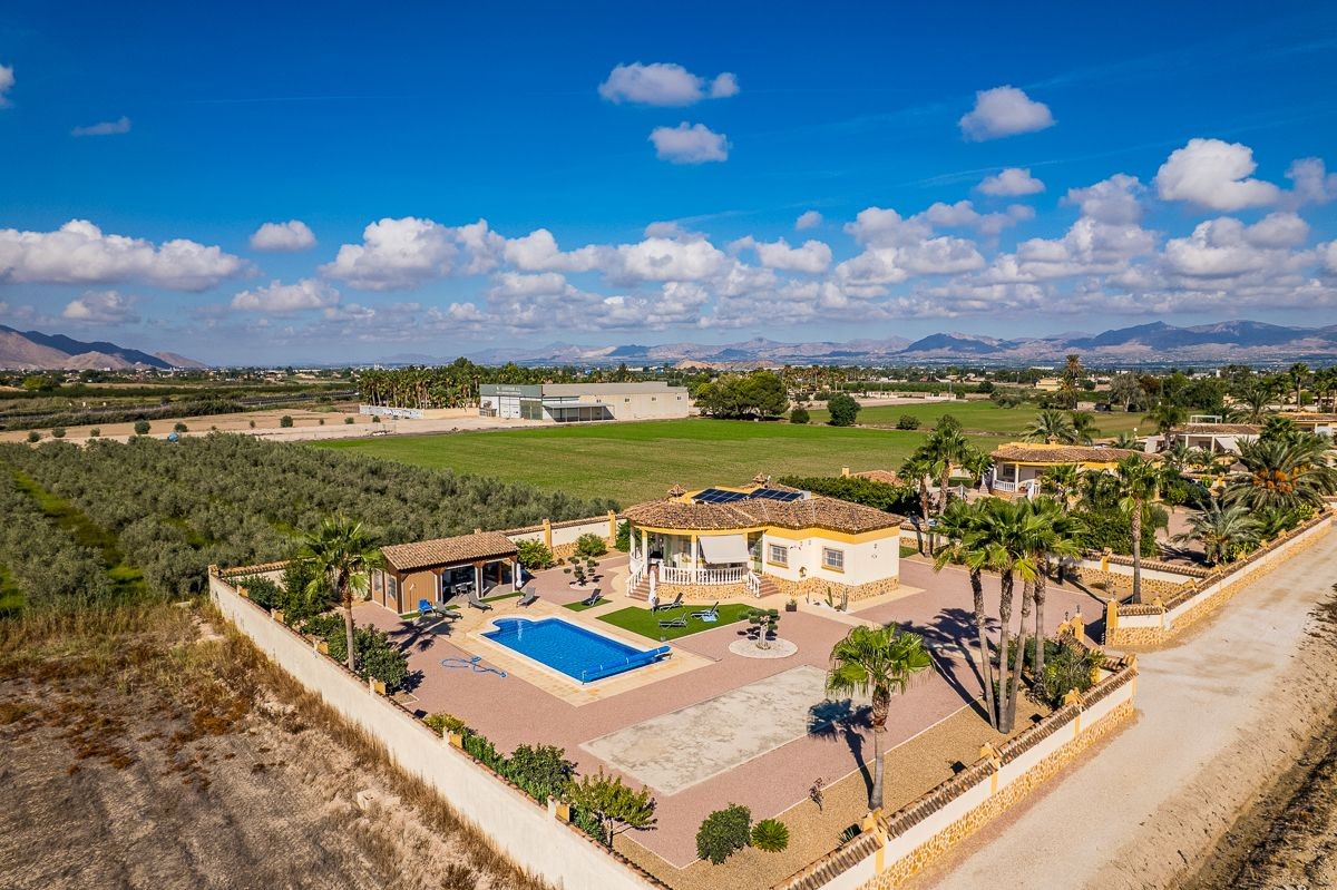 Villa Exclusiva en Catral: Piscina Climatizada y Gran Parcela Privada, Villa de ensueño en Catral, Costa Blanca. Disfrute de privacidad, piscina climatizada y 4 dorm. en 2.046m². Amueblada, lista para vivir. ¡Su oasis por 430.000€!