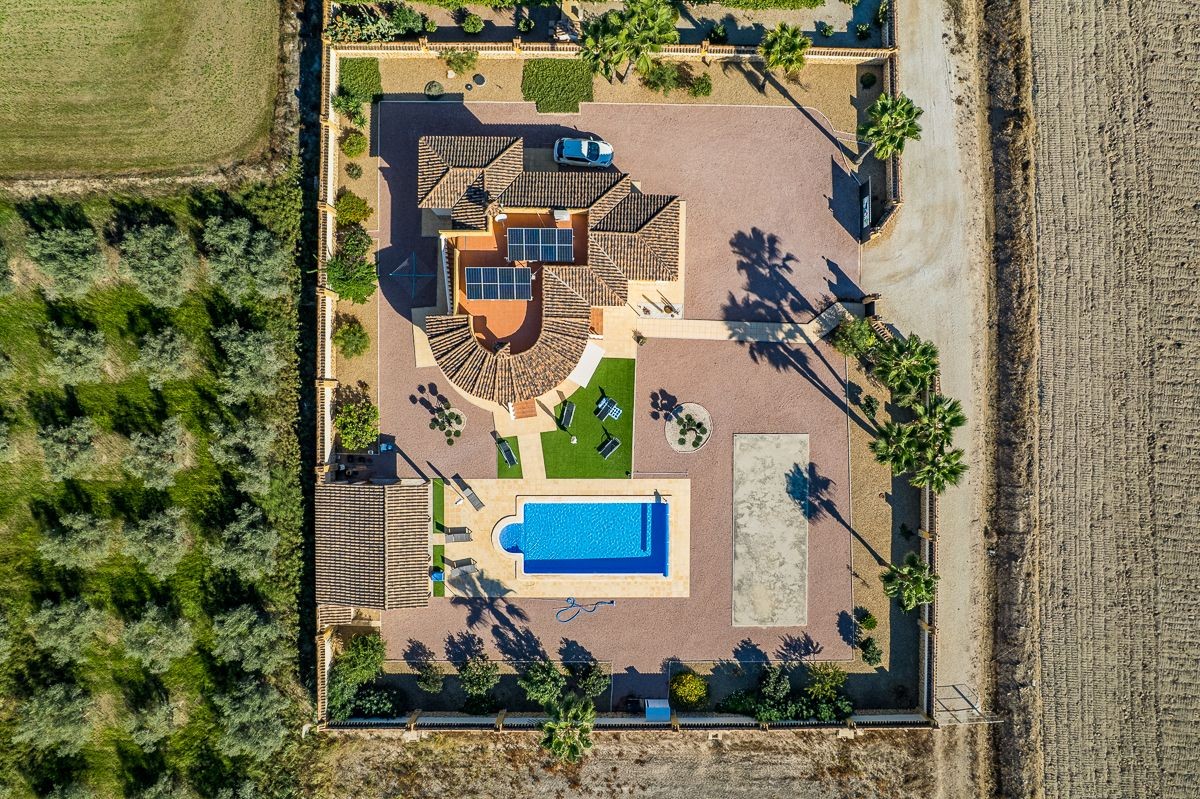 Villa Exclusiva en Catral: Piscina Climatizada y Gran Parcela Privada, Villa de ensueño en Catral, Costa Blanca. Disfrute de privacidad, piscina climatizada y 4 dorm. en 2.046m². Amueblada, lista para vivir. ¡Su oasis por 430.000€!