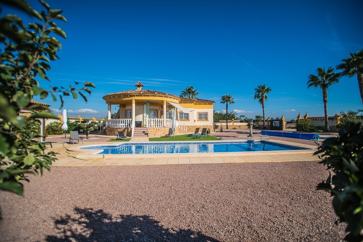 Villa Exclusiva en Catral: Piscina Climatizada y Gran Parcela Privada, Villa de ensueño en Catral, Costa Blanca. Disfrute de privacidad, piscina climatizada y 4 dorm. en 2.046m². Amueblada, lista para vivir. ¡Su oasis por 430.000€!