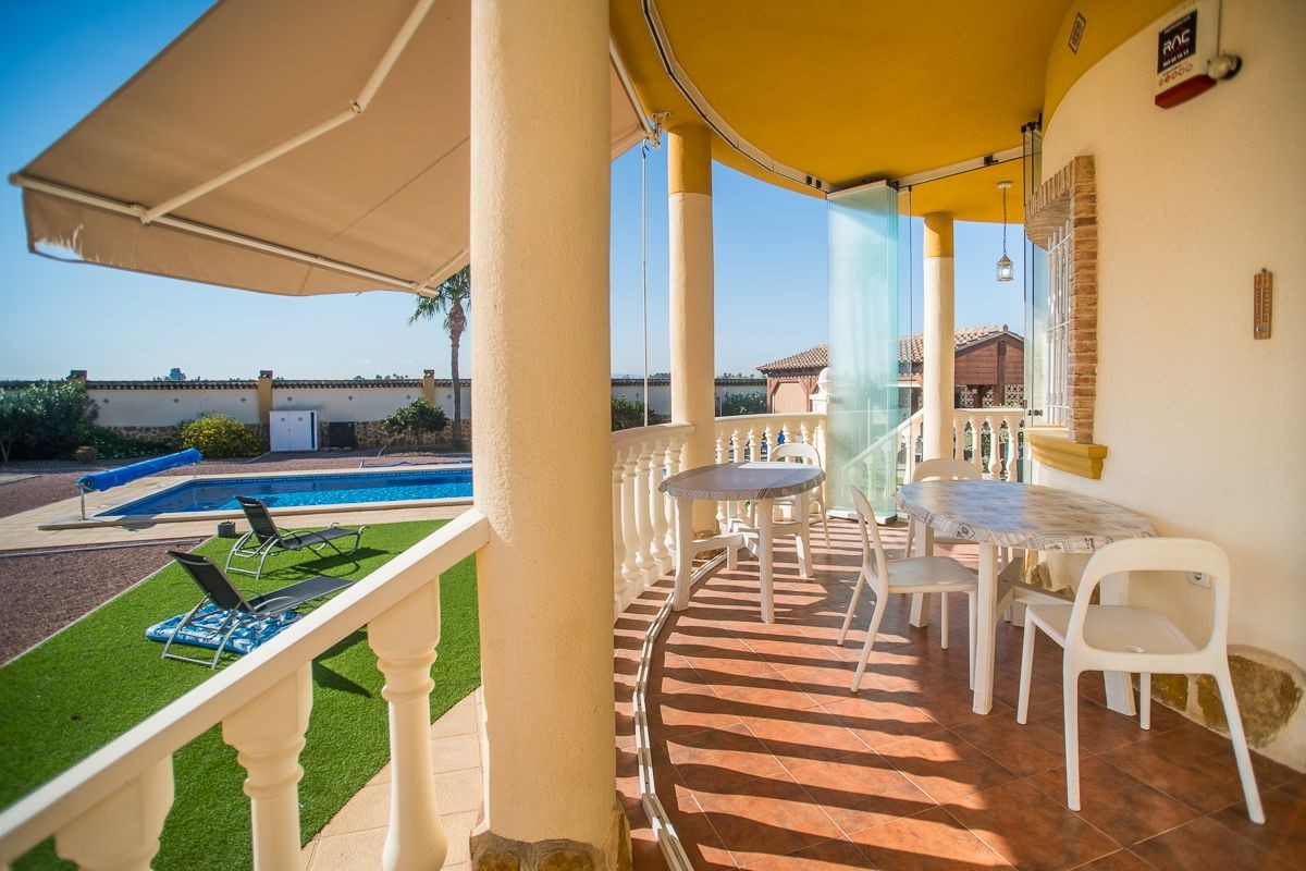 Villa Exclusiva en Catral: Piscina Climatizada y Gran Parcela Privada, Villa de ensueño en Catral, Costa Blanca. Disfrute de privacidad, piscina climatizada y 4 dorm. en 2.046m². Amueblada, lista para vivir. ¡Su oasis por 430.000€!