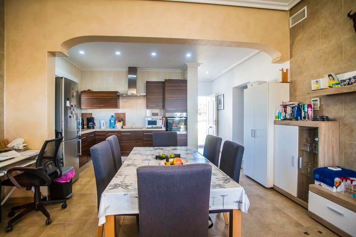Villa Exclusiva en Catral: Piscina Climatizada y Gran Parcela Privada, Villa de ensueño en Catral, Costa Blanca. Disfrute de privacidad, piscina climatizada y 4 dorm. en 2.046m². Amueblada, lista para vivir. ¡Su oasis por 430.000€!