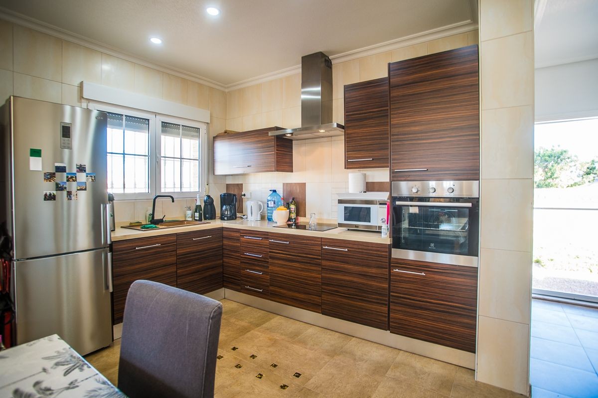 Villa Exclusiva en Catral: Piscina Climatizada y Gran Parcela Privada, Villa de ensueño en Catral, Costa Blanca. Disfrute de privacidad, piscina climatizada y 4 dorm. en 2.046m². Amueblada, lista para vivir. ¡Su oasis por 430.000€!