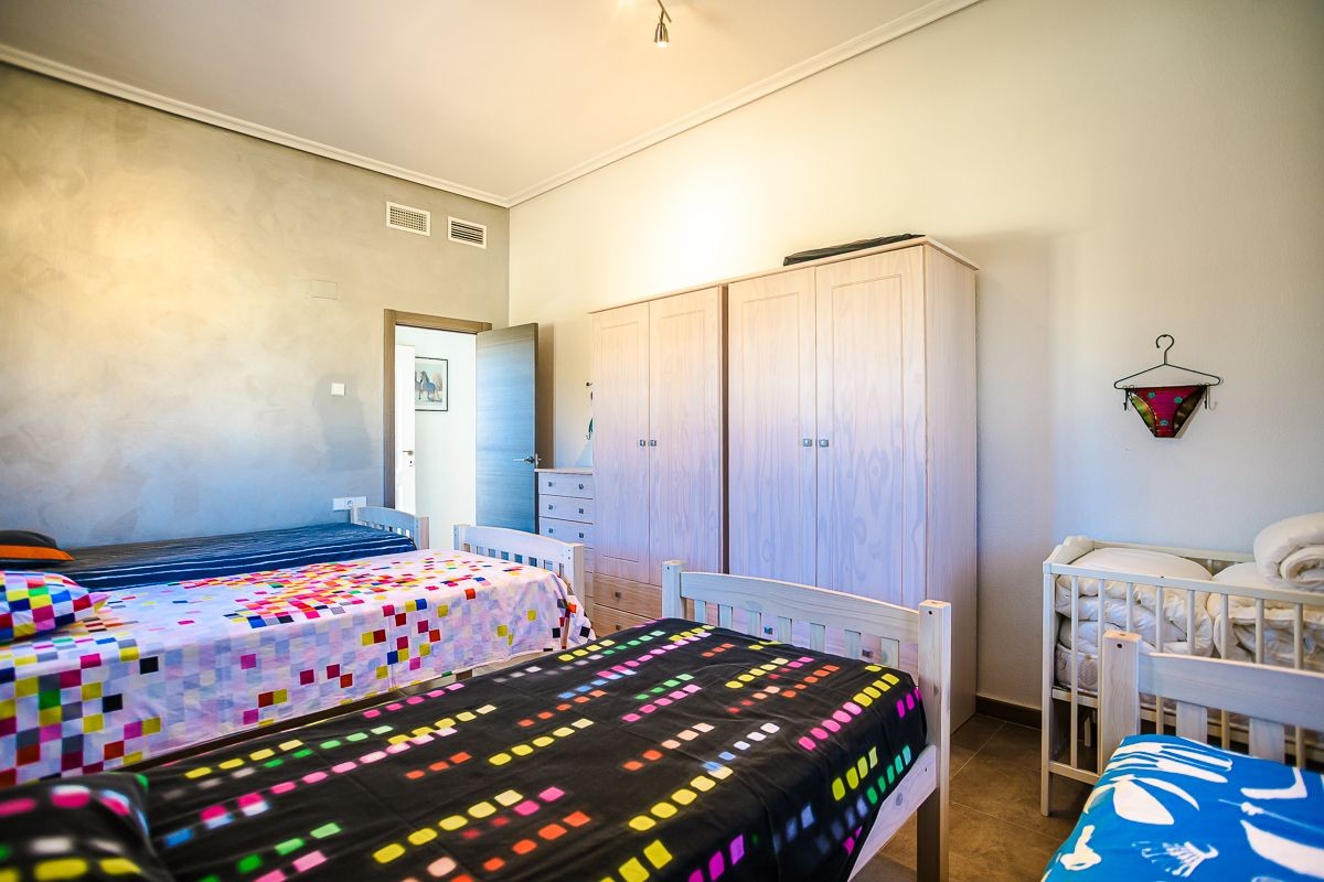 Villa Exclusiva en Catral: Piscina Climatizada y Gran Parcela Privada, Villa de ensueño en Catral, Costa Blanca. Disfrute de privacidad, piscina climatizada y 4 dorm. en 2.046m². Amueblada, lista para vivir. ¡Su oasis por 430.000€!