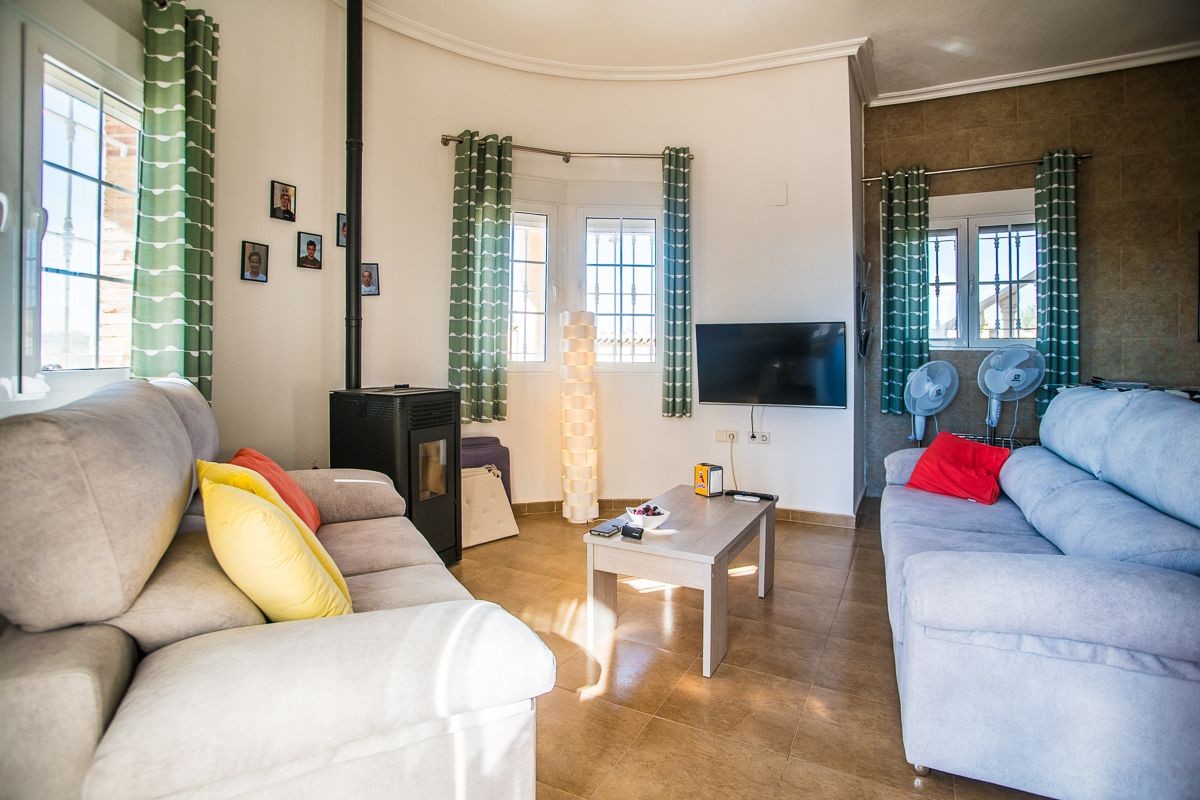 Villa Exclusiva en Catral: Piscina Climatizada y Gran Parcela Privada, Villa de ensueño en Catral, Costa Blanca. Disfrute de privacidad, piscina climatizada y 4 dorm. en 2.046m². Amueblada, lista para vivir. ¡Su oasis por 430.000€!