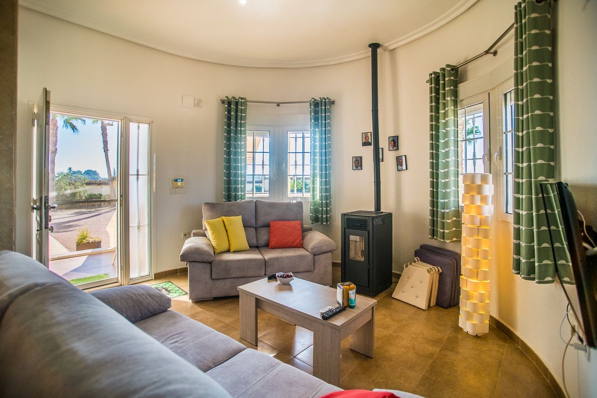 Villa Exclusiva en Catral: Piscina Climatizada y Gran Parcela Privada, Villa de ensueño en Catral, Costa Blanca. Disfrute de privacidad, piscina climatizada y 4 dorm. en 2.046m². Amueblada, lista para vivir. ¡Su oasis por 430.000€!