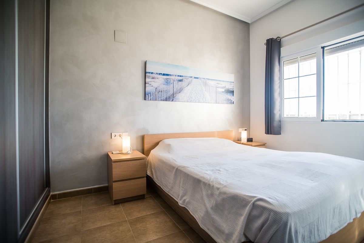 Villa Exclusiva en Catral: Piscina Climatizada y Gran Parcela Privada, Villa de ensueño en Catral, Costa Blanca. Disfrute de privacidad, piscina climatizada y 4 dorm. en 2.046m². Amueblada, lista para vivir. ¡Su oasis por 430.000€!