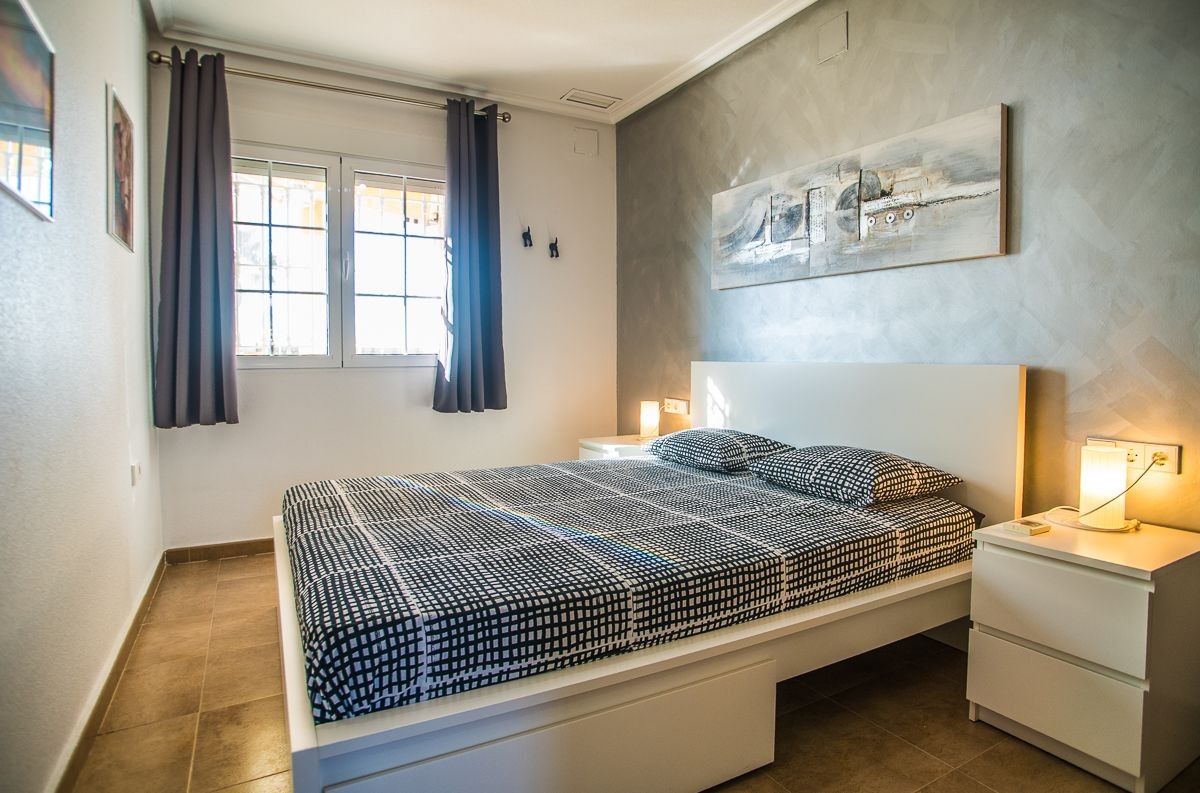Villa Exclusiva en Catral: Piscina Climatizada y Gran Parcela Privada, Villa de ensueño en Catral, Costa Blanca. Disfrute de privacidad, piscina climatizada y 4 dorm. en 2.046m². Amueblada, lista para vivir. ¡Su oasis por 430.000€!
