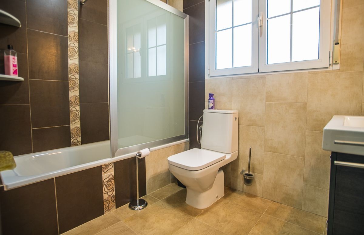 Villa Exclusiva en Catral: Piscina Climatizada y Gran Parcela Privada, Villa de ensueño en Catral, Costa Blanca. Disfrute de privacidad, piscina climatizada y 4 dorm. en 2.046m². Amueblada, lista para vivir. ¡Su oasis por 430.000€!