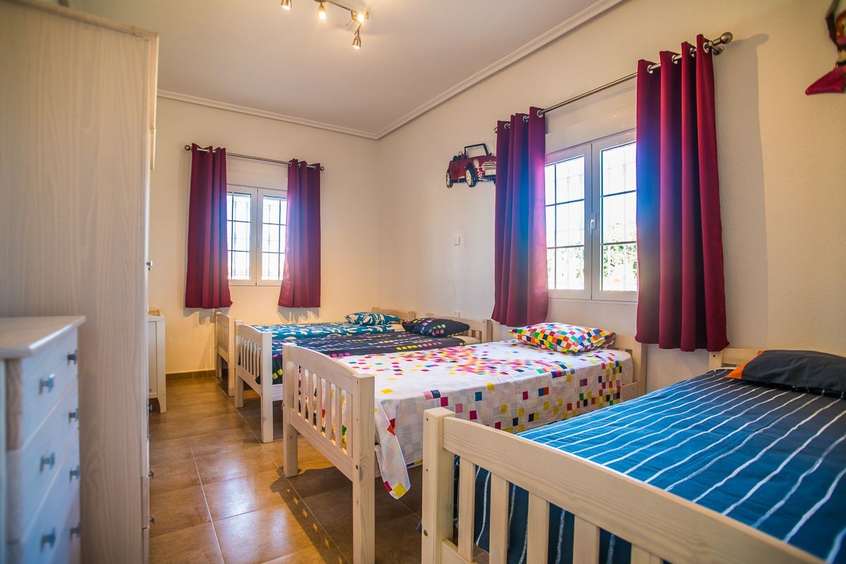 Villa Exclusiva en Catral: Piscina Climatizada y Gran Parcela Privada, Villa de ensueño en Catral, Costa Blanca. Disfrute de privacidad, piscina climatizada y 4 dorm. en 2.046m². Amueblada, lista para vivir. ¡Su oasis por 430.000€!