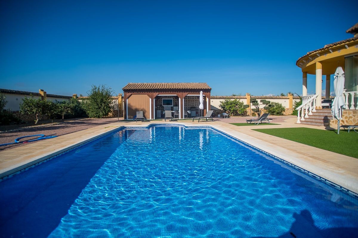Villa Exclusiva en Catral: Piscina Climatizada y Gran Parcela Privada, Villa de ensueño en Catral, Costa Blanca. Disfrute de privacidad, piscina climatizada y 4 dorm. en 2.046m². Amueblada, lista para vivir. ¡Su oasis por 430.000€!