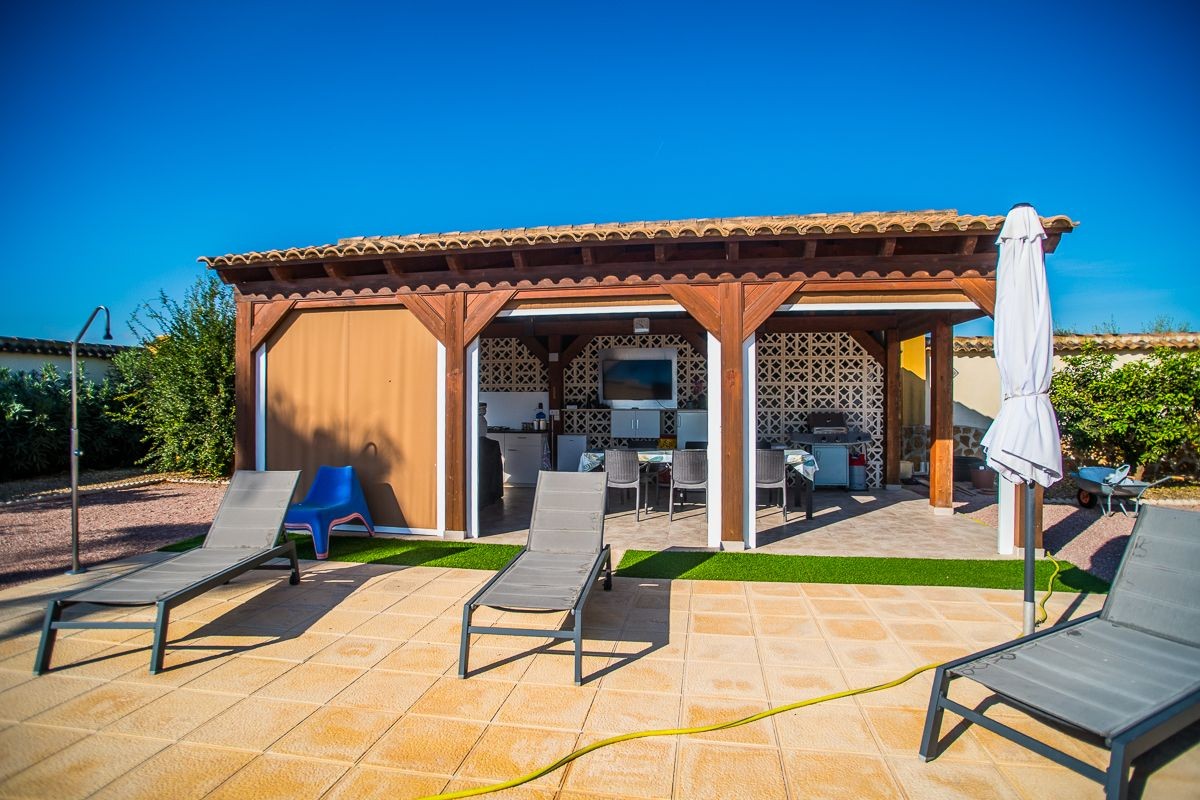 Villa Exclusiva en Catral: Piscina Climatizada y Gran Parcela Privada, Villa de ensueño en Catral, Costa Blanca. Disfrute de privacidad, piscina climatizada y 4 dorm. en 2.046m². Amueblada, lista para vivir. ¡Su oasis por 430.000€!