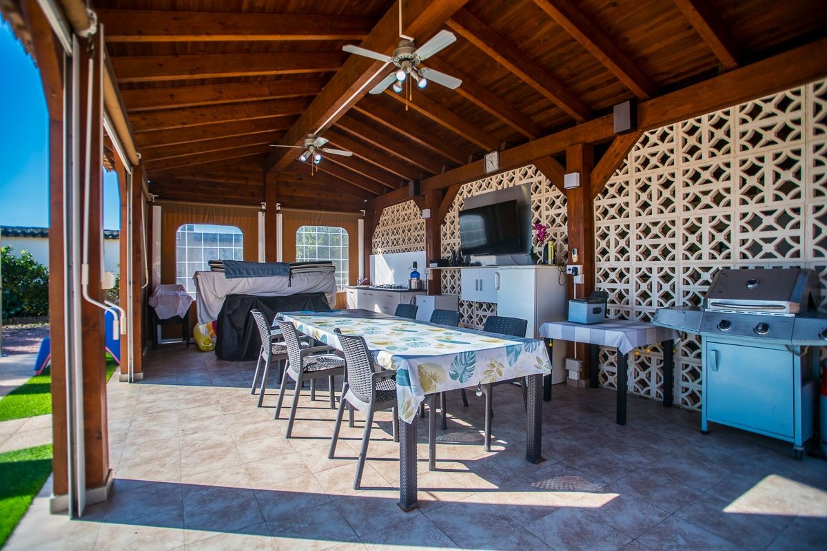 Villa Exclusiva en Catral: Piscina Climatizada y Gran Parcela Privada, Villa de ensueño en Catral, Costa Blanca. Disfrute de privacidad, piscina climatizada y 4 dorm. en 2.046m². Amueblada, lista para vivir. ¡Su oasis por 430.000€!
