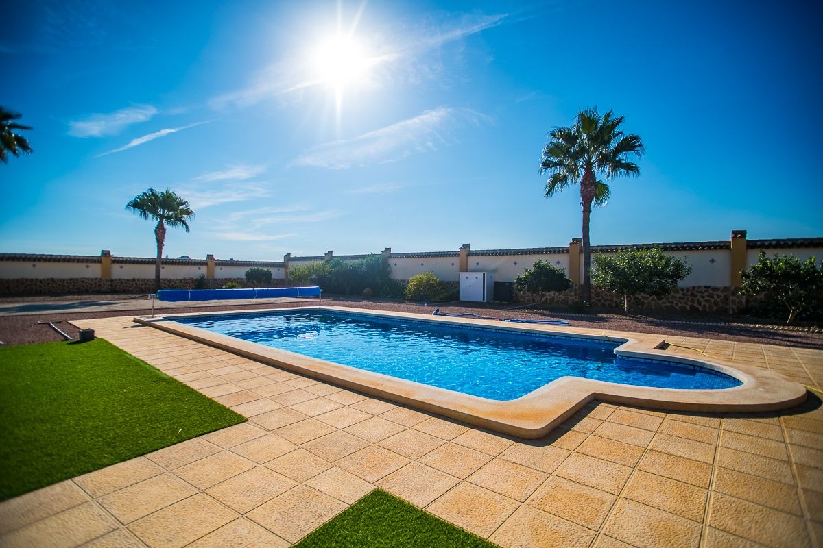 Villa Exclusiva en Catral: Piscina Climatizada y Gran Parcela Privada, Villa de ensueño en Catral, Costa Blanca. Disfrute de privacidad, piscina climatizada y 4 dorm. en 2.046m². Amueblada, lista para vivir. ¡Su oasis por 430.000€!
