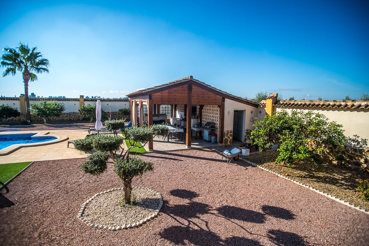 Villa Exclusiva en Catral: Piscina Climatizada y Gran Parcela Privada, Villa de ensueño en Catral, Costa Blanca. Disfrute de privacidad, piscina climatizada y 4 dorm. en 2.046m². Amueblada, lista para vivir. ¡Su oasis por 430.000€!