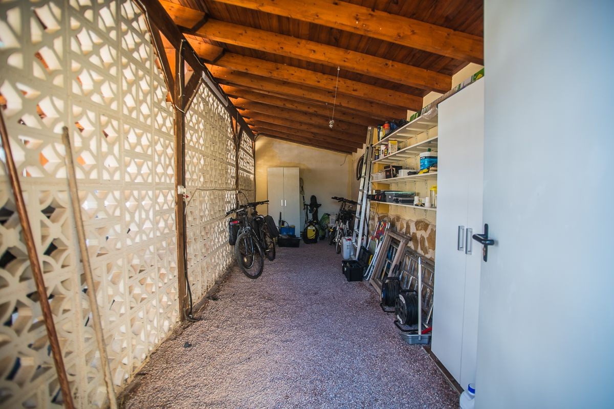 Villa Exclusiva en Catral: Piscina Climatizada y Gran Parcela Privada, Villa de ensueño en Catral, Costa Blanca. Disfrute de privacidad, piscina climatizada y 4 dorm. en 2.046m². Amueblada, lista para vivir. ¡Su oasis por 430.000€!