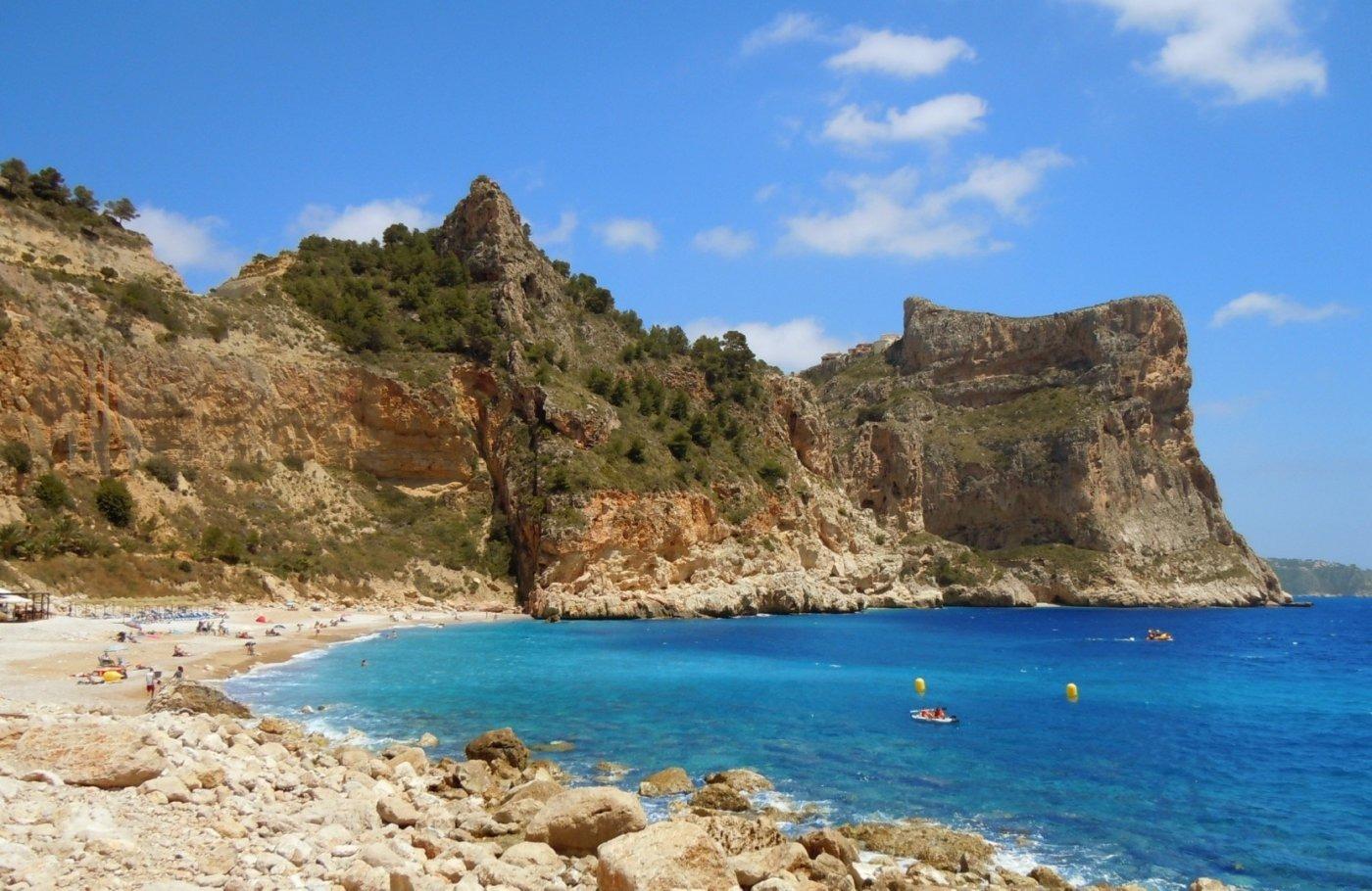 Villa de Lujo en Benitachell: Vistas al Mar y Confort Exclusivo, Villa de lujo obra nueva en Cumbre del Sol, Benitachell. Disfrute de vistas al mar, piscina infinita, gimnasio y cine. 3 dormitorios, 5 baños. ¡Su hogar de ensu
