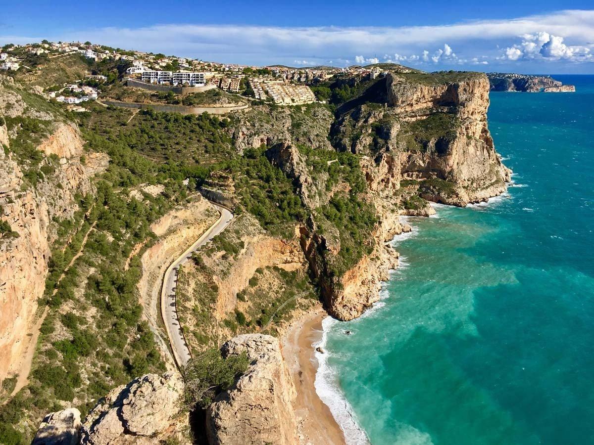 Villa de Lujo en Benitachell: Vistas al Mar y Confort Exclusivo, Villa de lujo obra nueva en Cumbre del Sol, Benitachell. Disfrute de vistas al mar, piscina infinita, gimnasio y cine. 3 dormitorios, 5 baños. ¡Su hogar de ensu