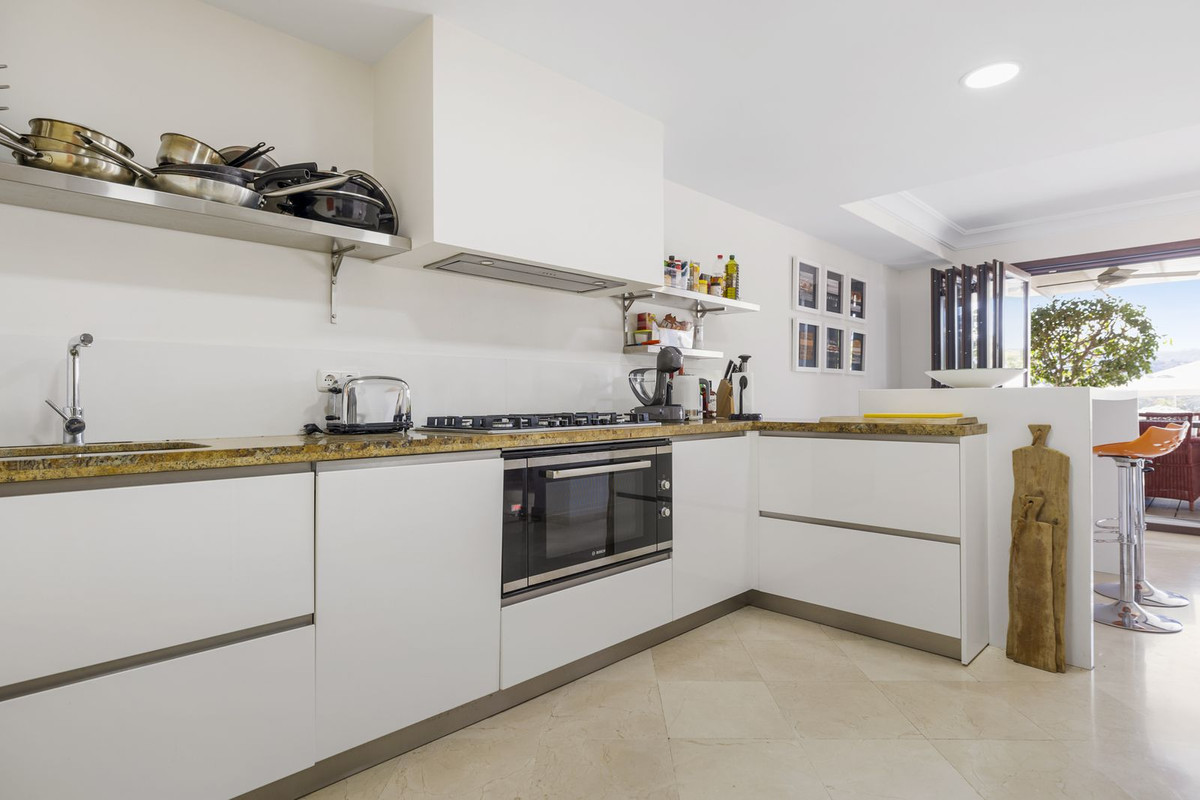 Exclusivo Adosado Renovado en Benahavís: Sol, Lujo y Vistas, Exclusivo adosado renovado en Benahavís, Costa del Sol. 5 dorm, 5 baños, piscina privada y jardín. Lujo cerca de golf y playa. ¡Tu oasis mediterráneo por 995.00