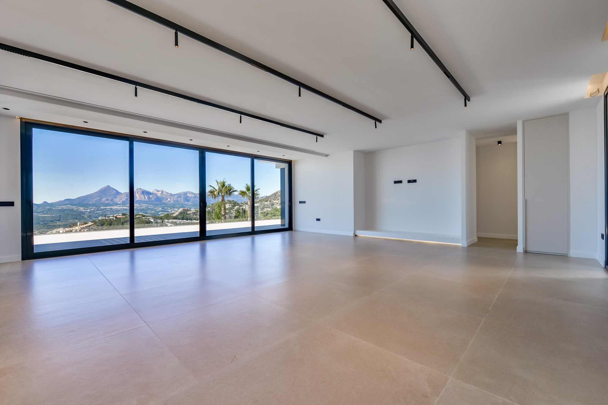 Villa de Lujo Vanguardista en Altea Hills con Vistas al Mar, Villa de lujo vanguardista en Altea Hills, Alicante. Disfrute de vistas panorámicas al mar, 5 hab, 5 baños, domótica, piscina climatizada y acabados de alta cal