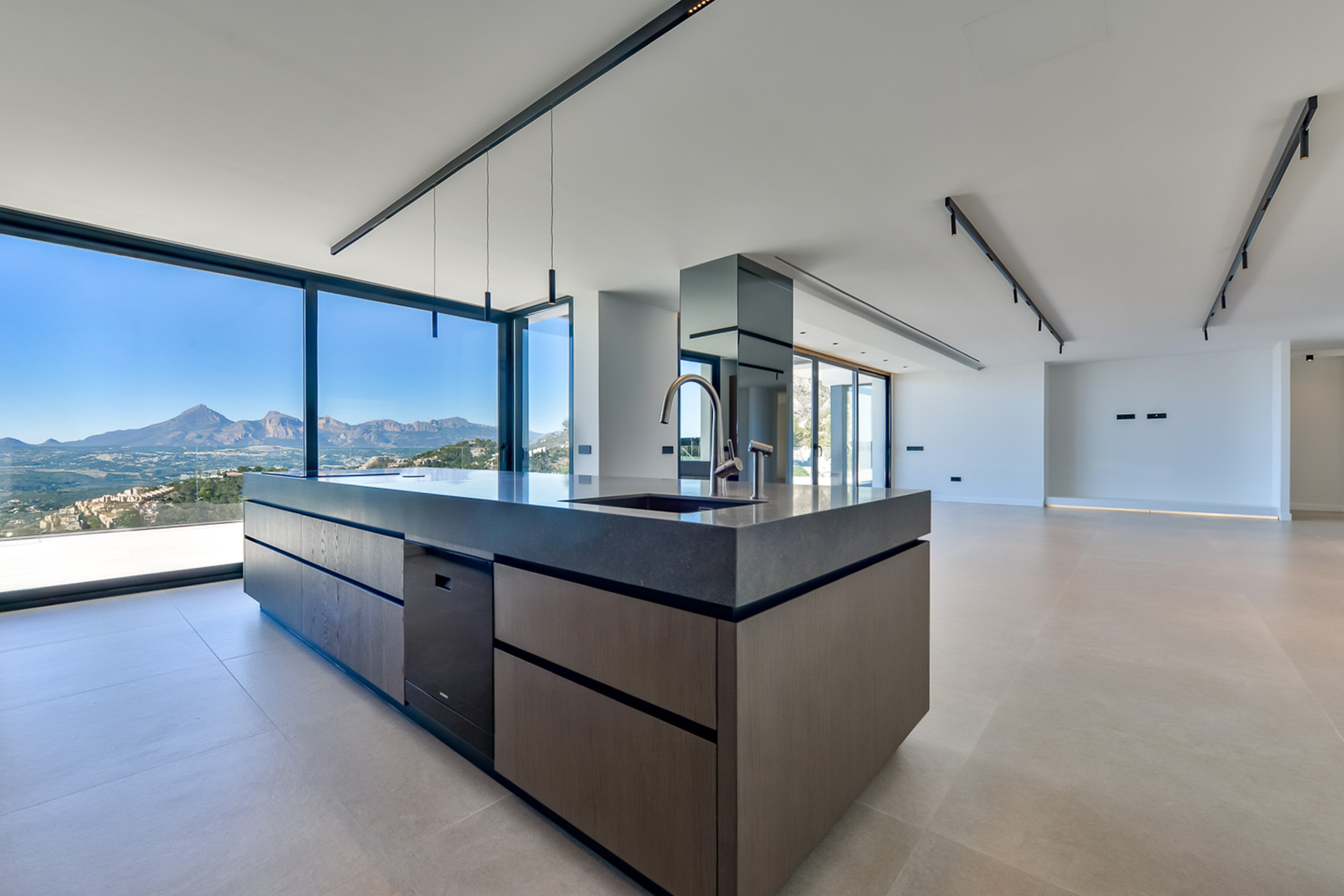Villa de Lujo Vanguardista en Altea Hills con Vistas al Mar, Villa de lujo vanguardista en Altea Hills, Alicante. Disfrute de vistas panorámicas al mar, 5 hab, 5 baños, domótica, piscina climatizada y acabados de alta cal