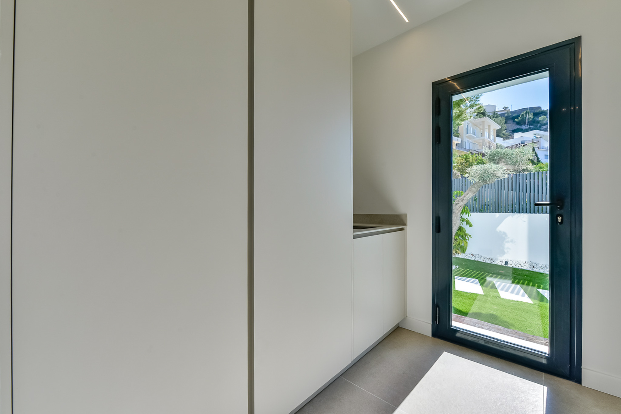 Villa de Lujo Vanguardista en Altea Hills con Vistas al Mar, Villa de lujo vanguardista en Altea Hills, Alicante. Disfrute de vistas panorámicas al mar, 5 hab, 5 baños, domótica, piscina climatizada y acabados de alta cal