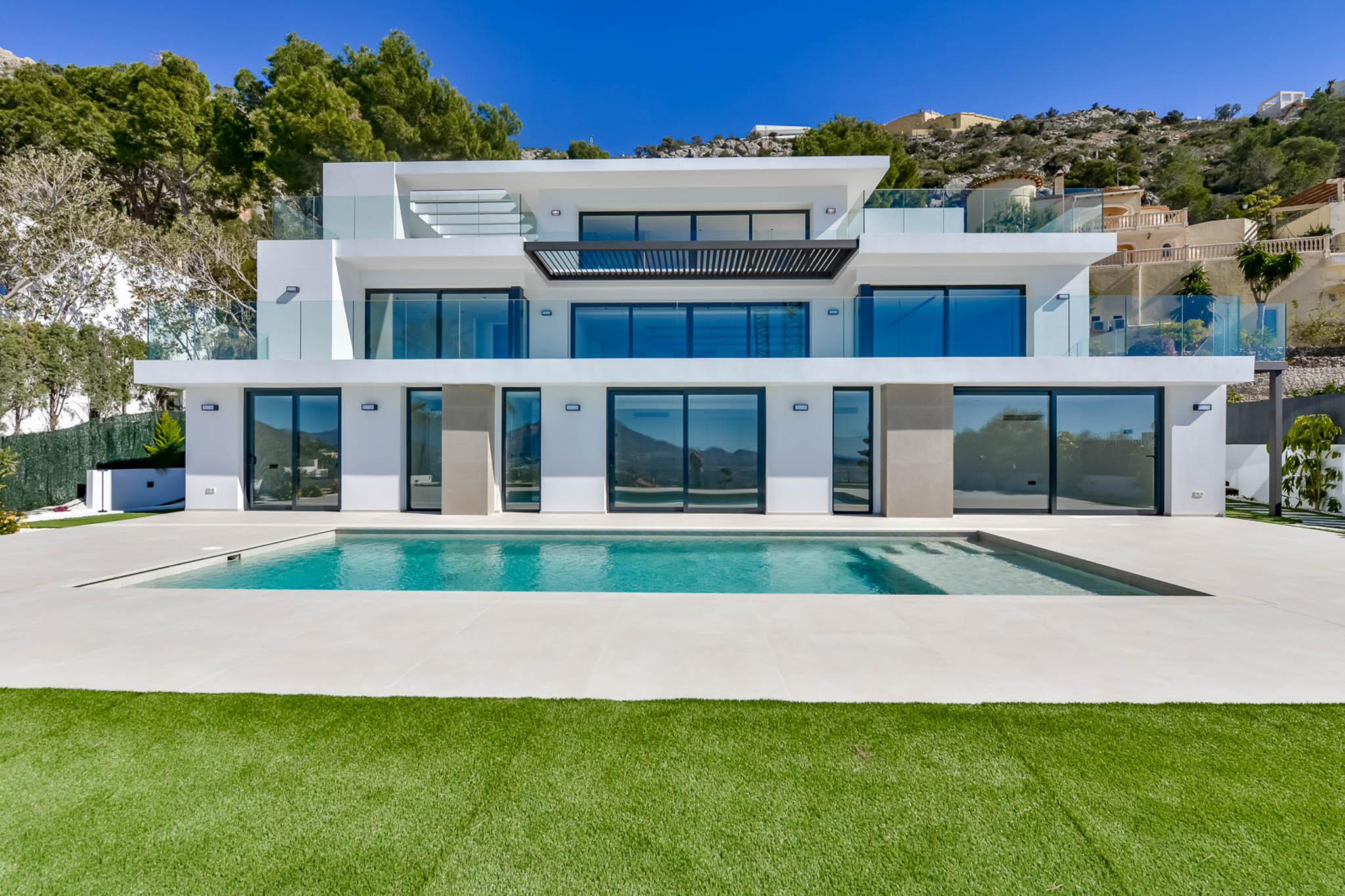 Villa de Lujo Vanguardista en Altea Hills con Vistas al Mar, Villa de lujo vanguardista en Altea Hills, Alicante. Disfrute de vistas panorámicas al mar, 5 hab, 5 baños, domótica, piscina climatizada y acabados de alta cal