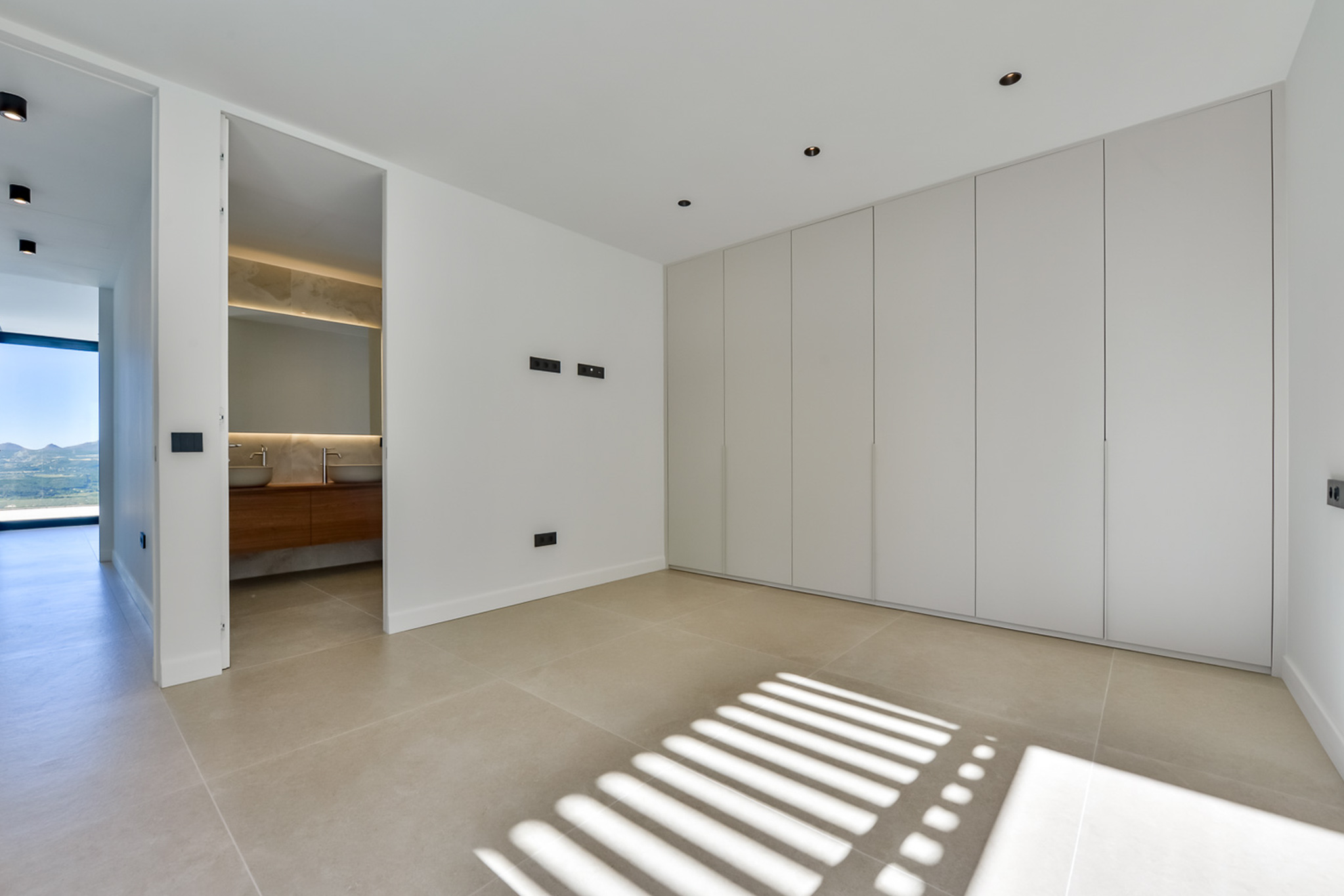 Villa de Lujo Vanguardista en Altea Hills con Vistas al Mar, Villa de lujo vanguardista en Altea Hills, Alicante. Disfrute de vistas panorámicas al mar, 5 hab, 5 baños, domótica, piscina climatizada y acabados de alta cal